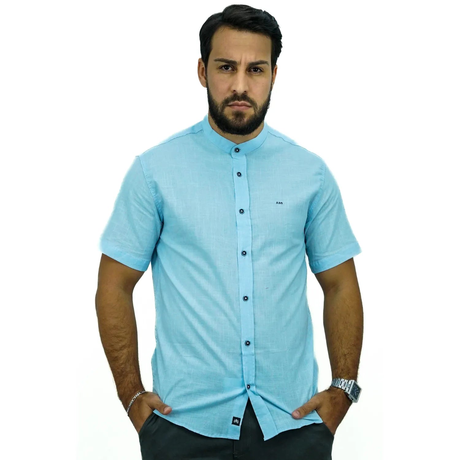 Camisa masculina gola padre manga curta 100% algodão estilo linho, na cor azul bebê . Foto de modelo vestindo a camisa casual da marca Absinto Men.
