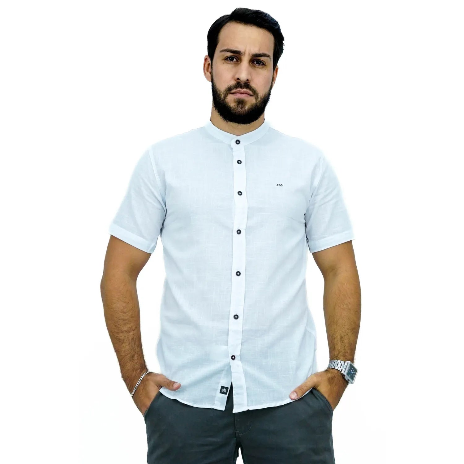 Camisa masculina gola padre manga curta 100% algodão estilo linho, na cor branca. Foto de modelo vestindo a camisa casual da marca Absinto Men.