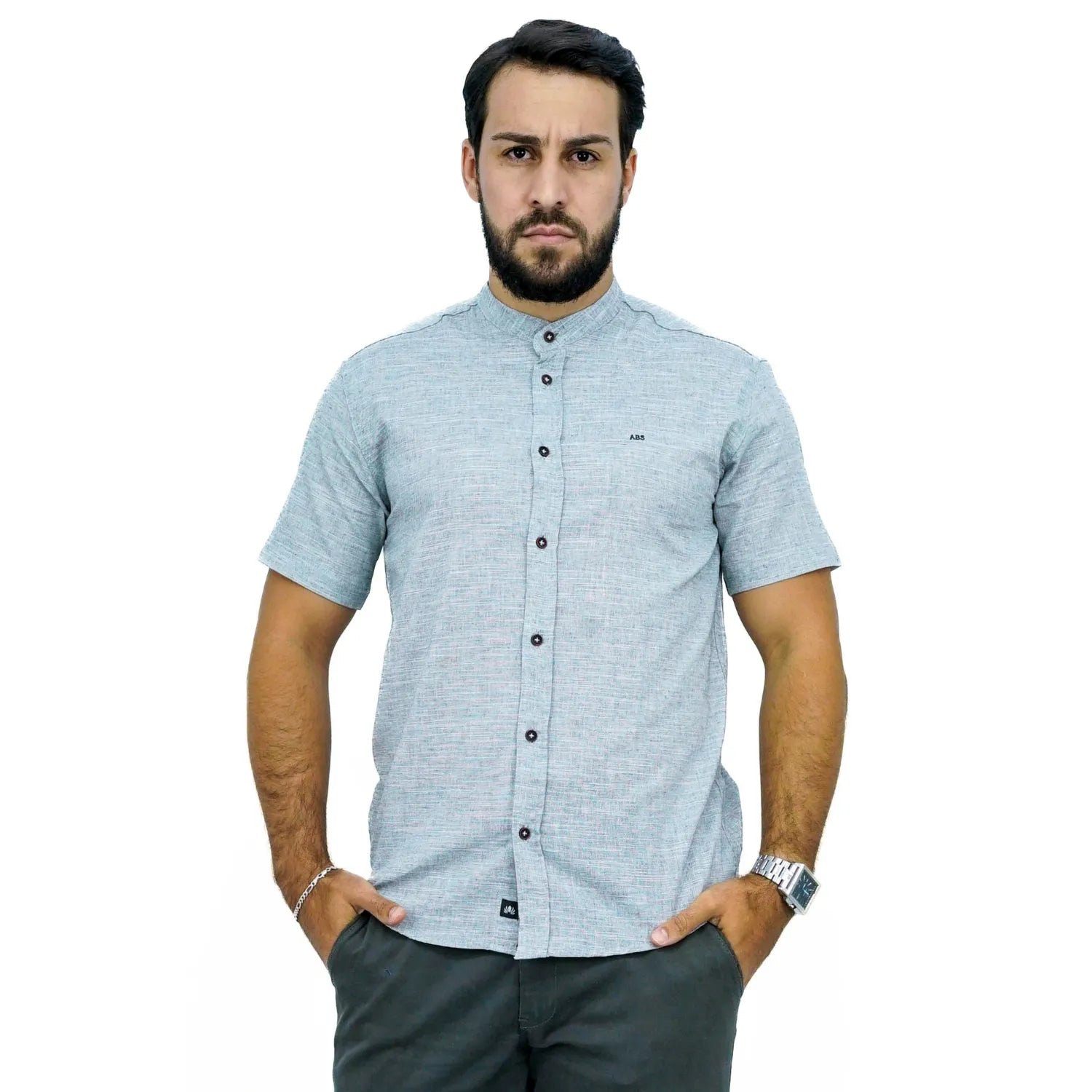 Camisa masculina gola padre manga curta 100% algodão estilo linho, na cor cinza claro. Foto de modelo vestindo a camisa casual da marca Absinto Men.