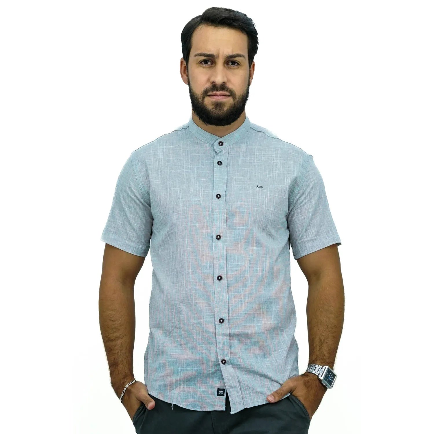 Camisa masculina gola padre manga curta 100% algodão estilo linho, na cor cinza. Foto de modelo vestindo a camisa casual da marca Absinto Men.