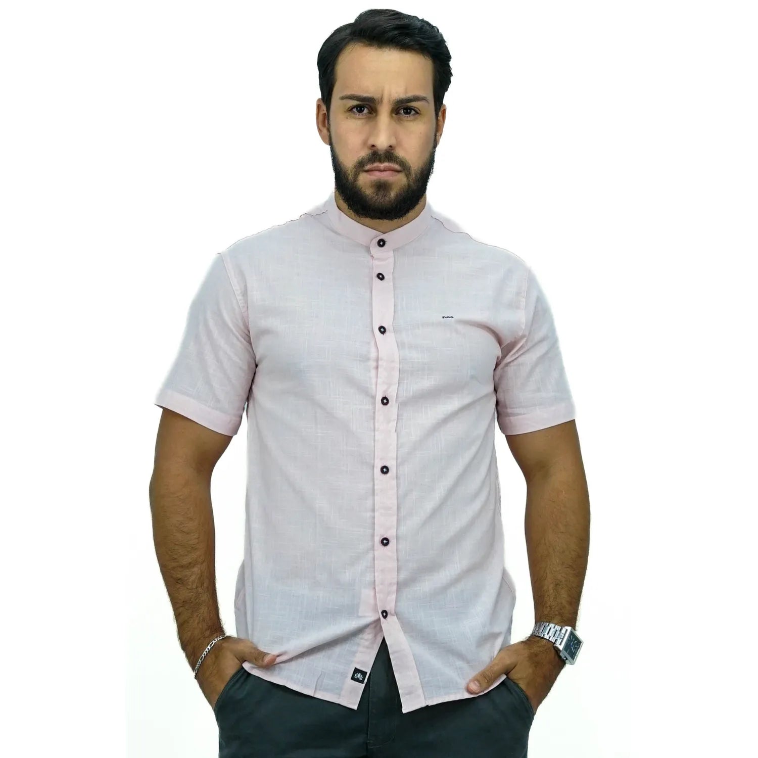 Camisa masculina gola padre manga curta 100% algodão estilo linho, na cor rosa. Foto de modelo vestindo a camisa casual da marca Absinto Men.