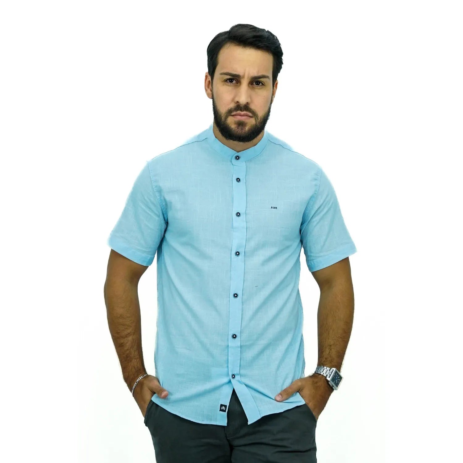 Camisa masculina gola padre manga curta 100% algodão estilo linho, na cor azul bebê . Foto de modelo vestindo a camisa casual da marca Absinto Men.
