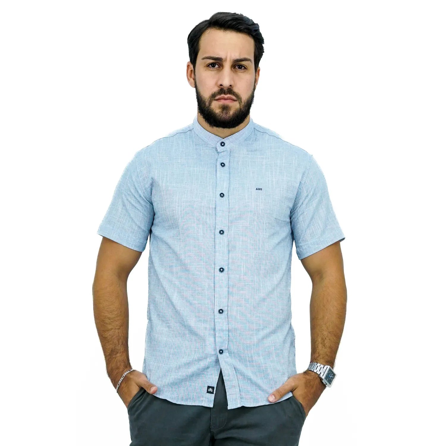 Camisa masculina gola padre manga curta 100% algodão estilo linho, na cor azul . Foto de modelo vestindo a camisa casual da marca Absinto Men.