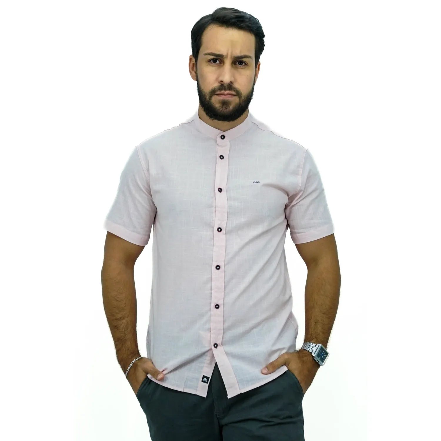 Camisa masculina gola padre manga curta 100% algodão estilo linho, na cor rosa. Foto de modelo vestindo a camisa casual da marca Absinto Men.