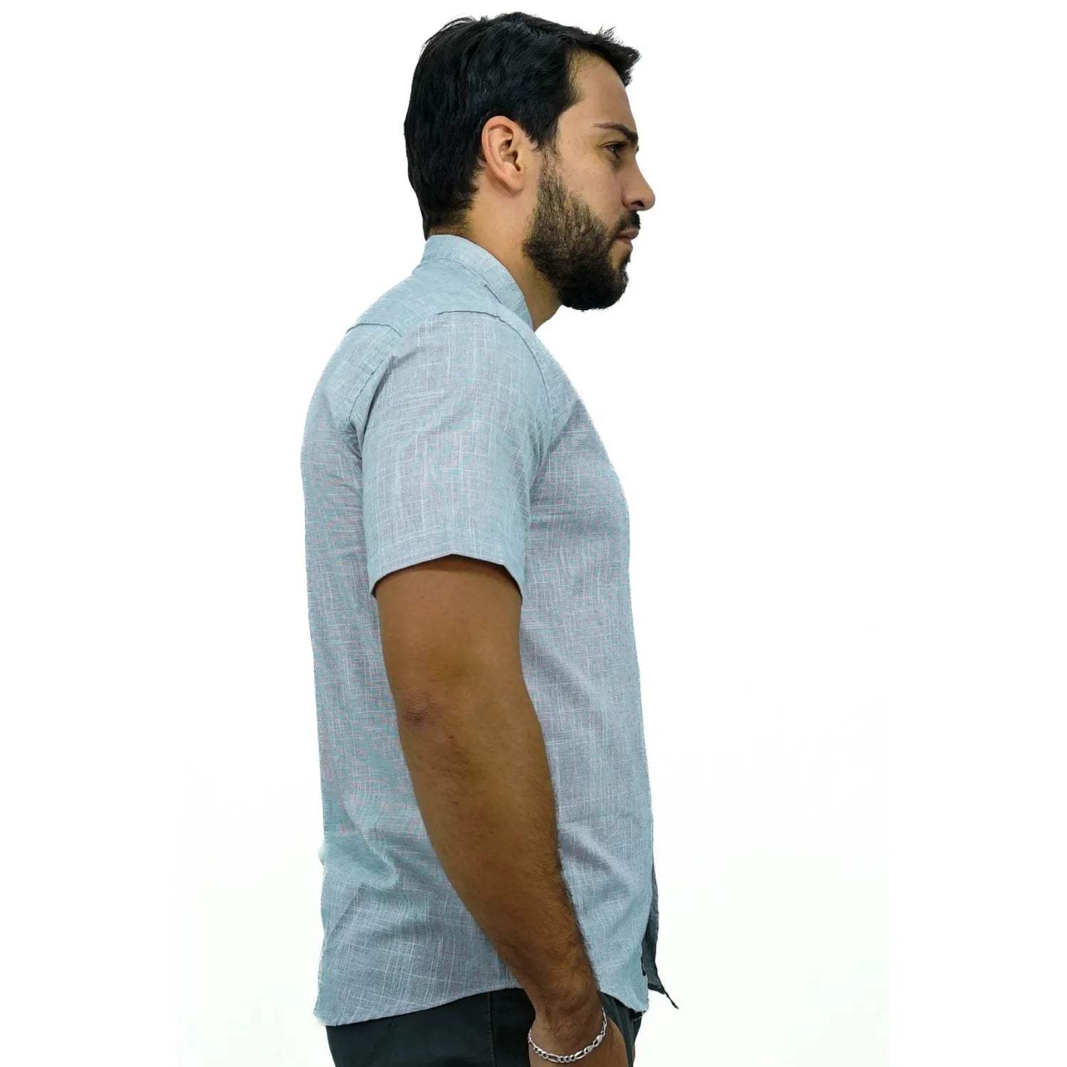 Camisa masculina gola padre manga curta 100% algodão estilo linho, na cor cinza. Foto de modelo vestindo a camisa casual da marca Absinto Men.
