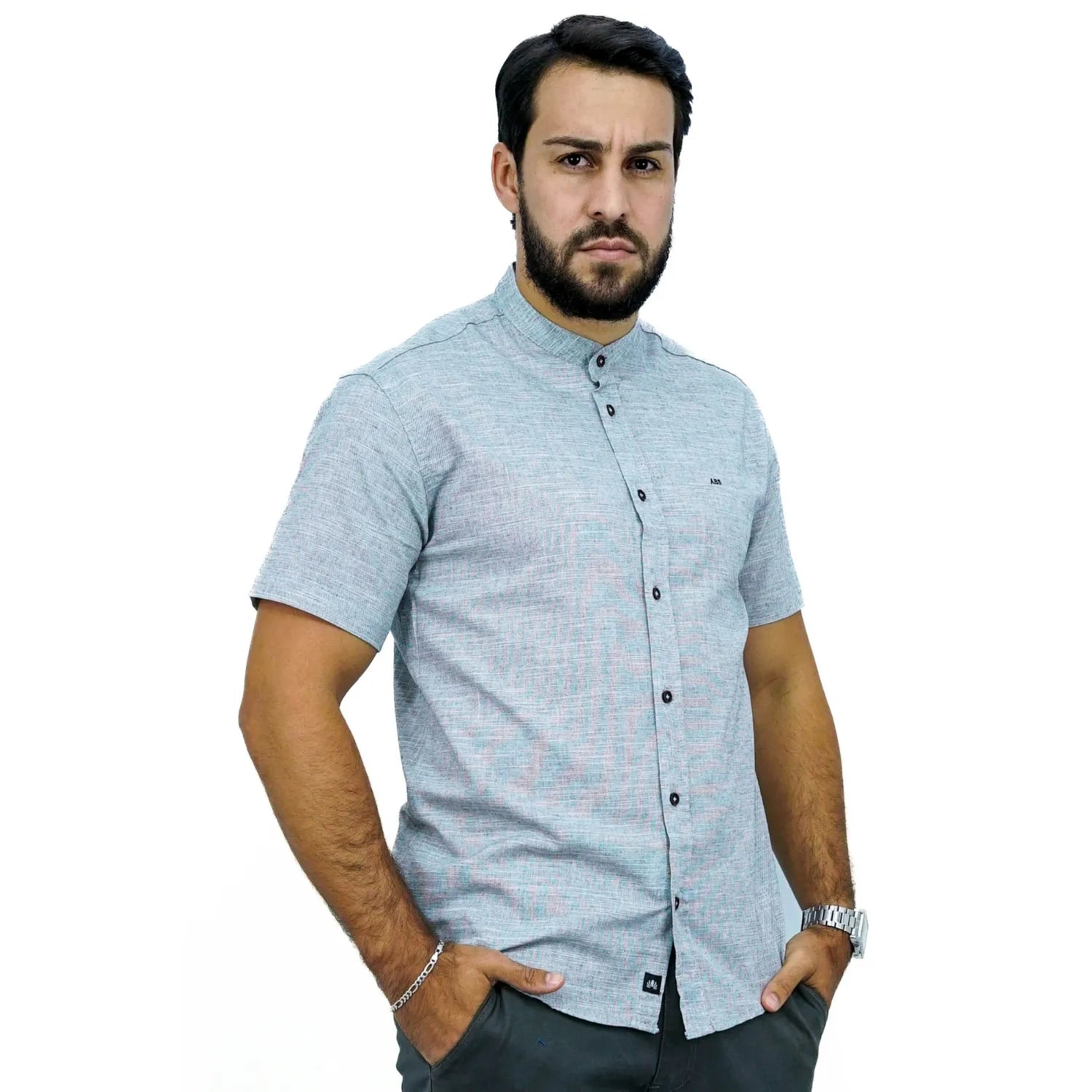 Camisa masculina gola padre manga curta 100% algodão estilo linho, na cor cinza claro. Foto de modelo vestindo a camisa casual da marca Absinto Men.