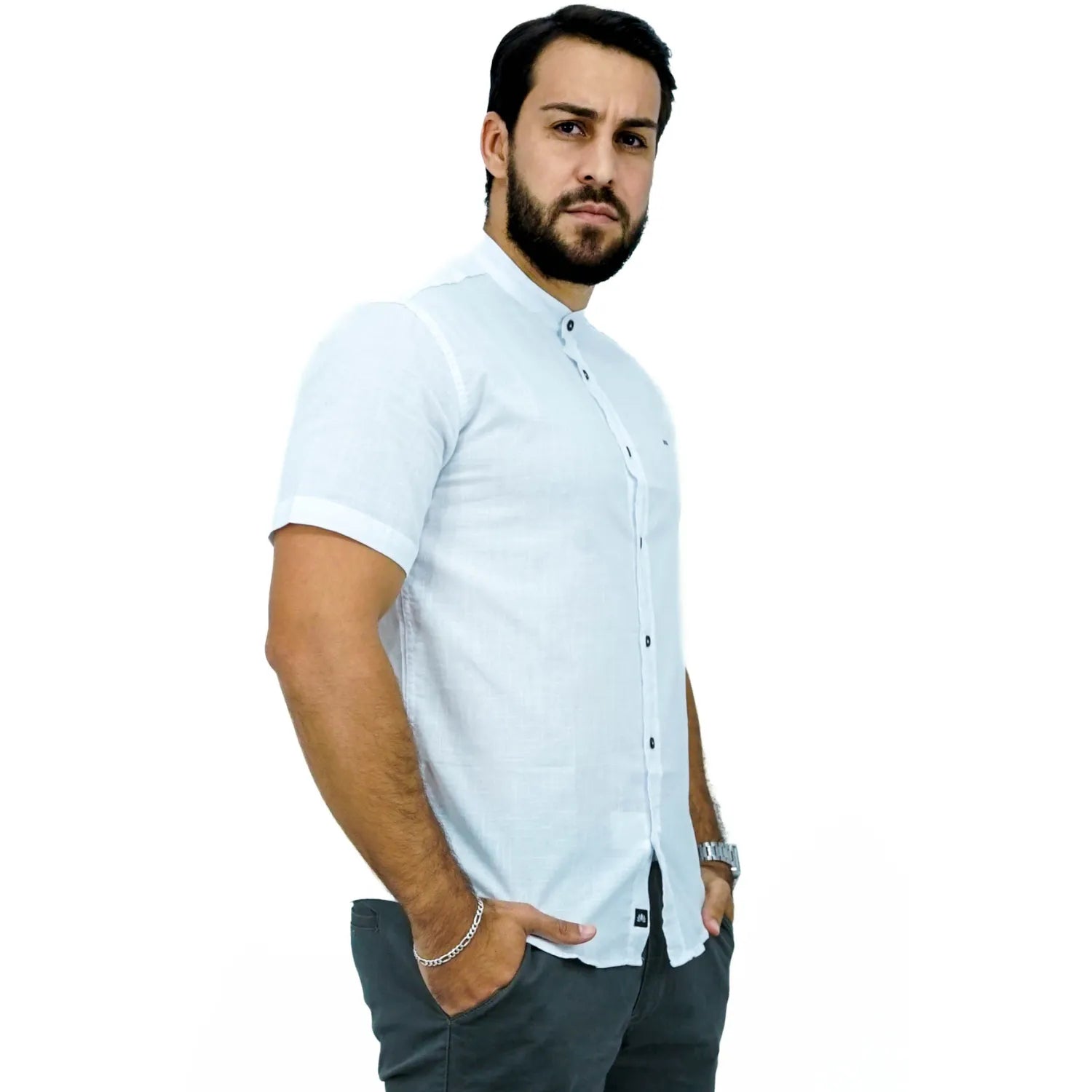 Camisa masculina gola padre manga curta 100% algodão estilo linho, na cor branca. Foto de modelo vestindo a camisa casual da marca Absinto Men.