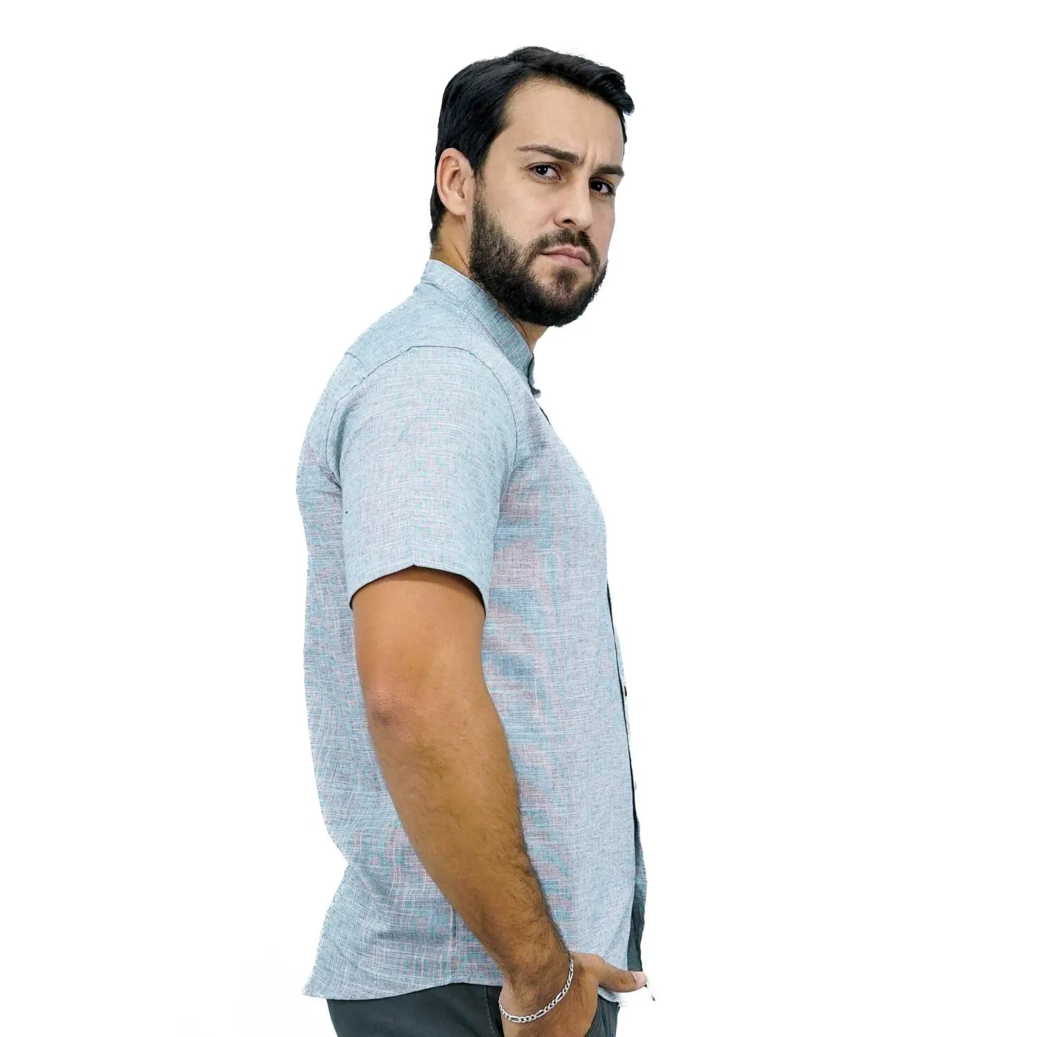 Camisa masculina gola padre manga curta 100% algodão estilo linho, na cor cinza claro. Foto de modelo vestindo a camisa casual da marca Absinto Men.