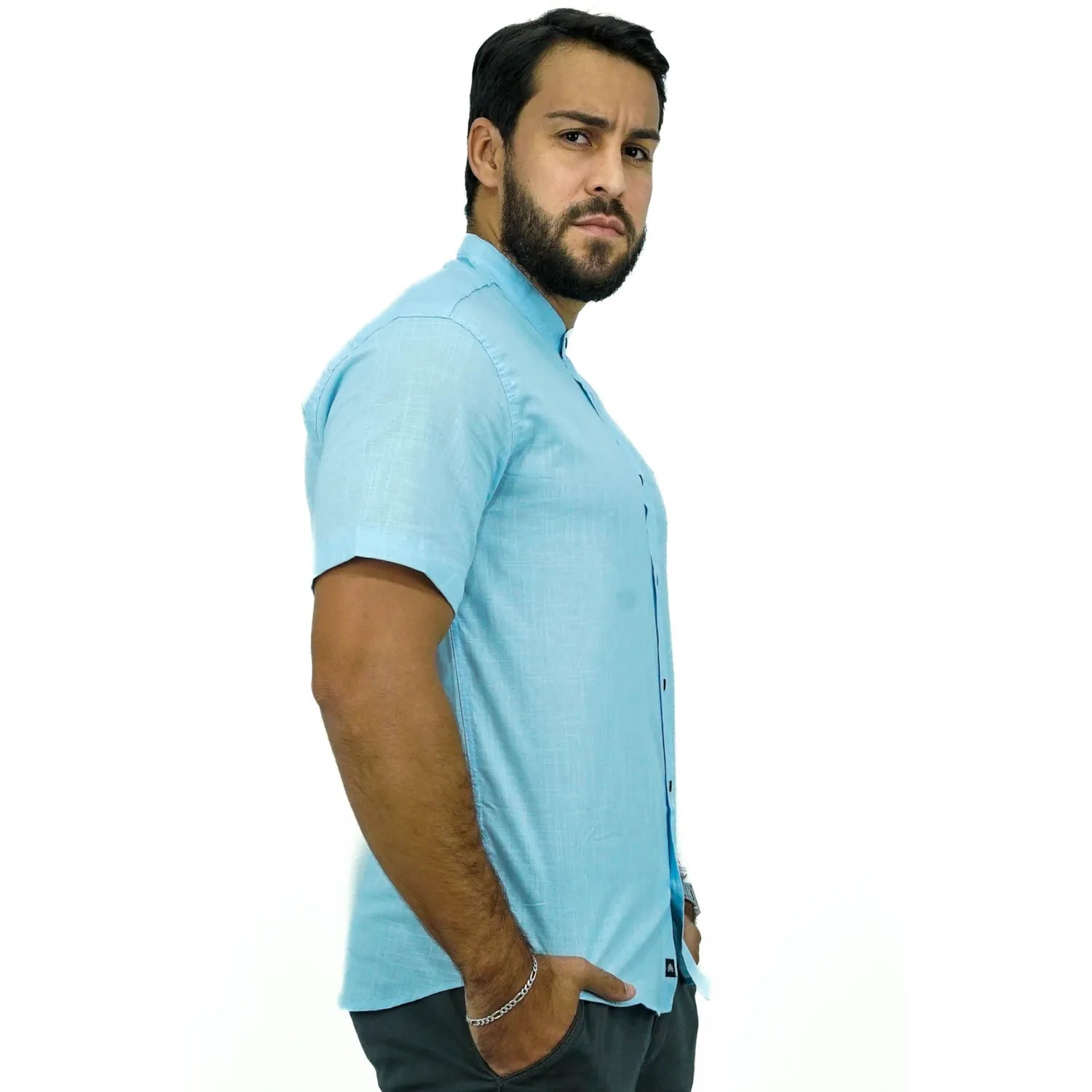 Camisa masculina gola padre manga curta 100% algodão estilo linho, na cor azul bebê . Foto de modelo vestindo a camisa casual da marca Absinto Men.