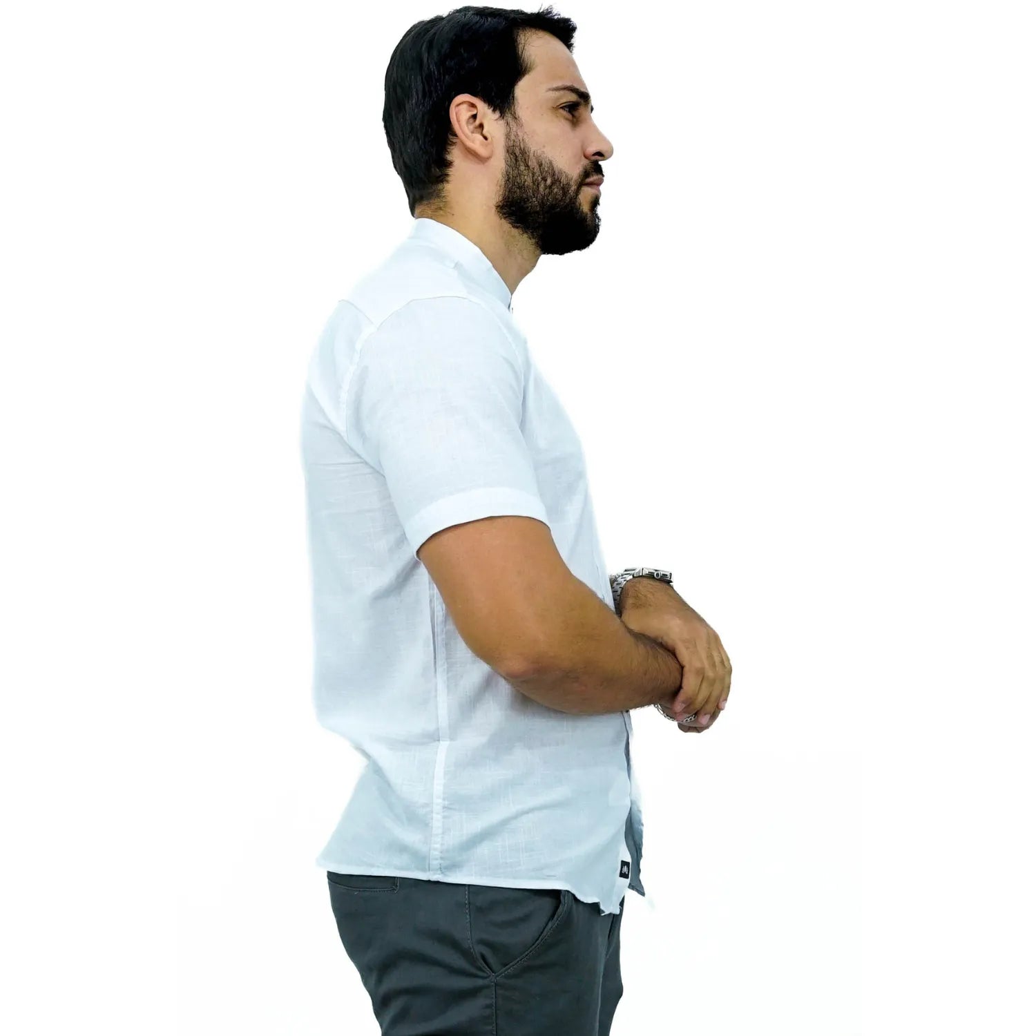 Camisa masculina gola padre manga curta 100% algodão estilo linho, na cor branca. Foto de modelo vestindo a camisa casual da marca Absinto Men.