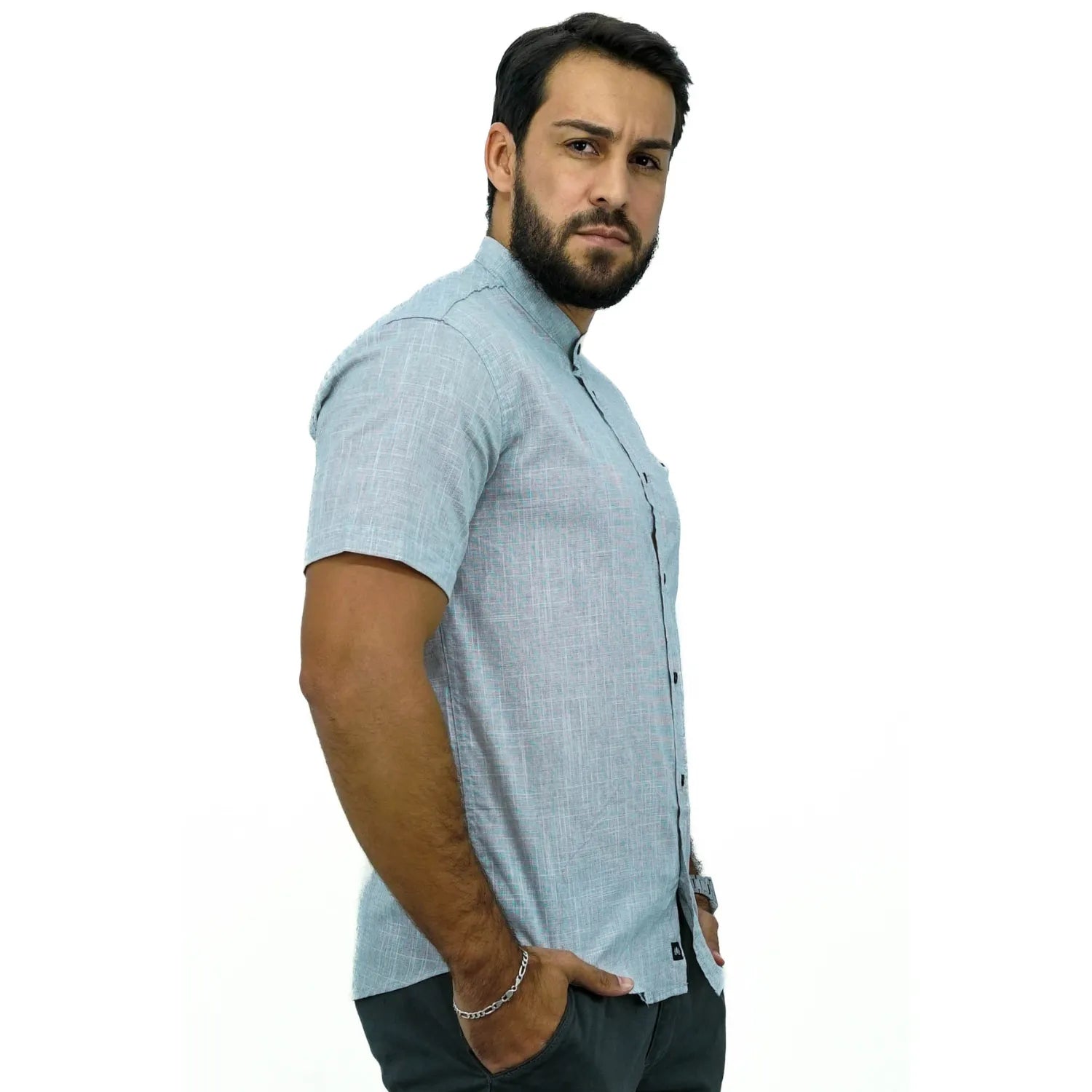 Camisa masculina gola padre manga curta 100% algodão estilo linho, na cor cinza. Foto de modelo vestindo a camisa casual da marca Absinto Men.