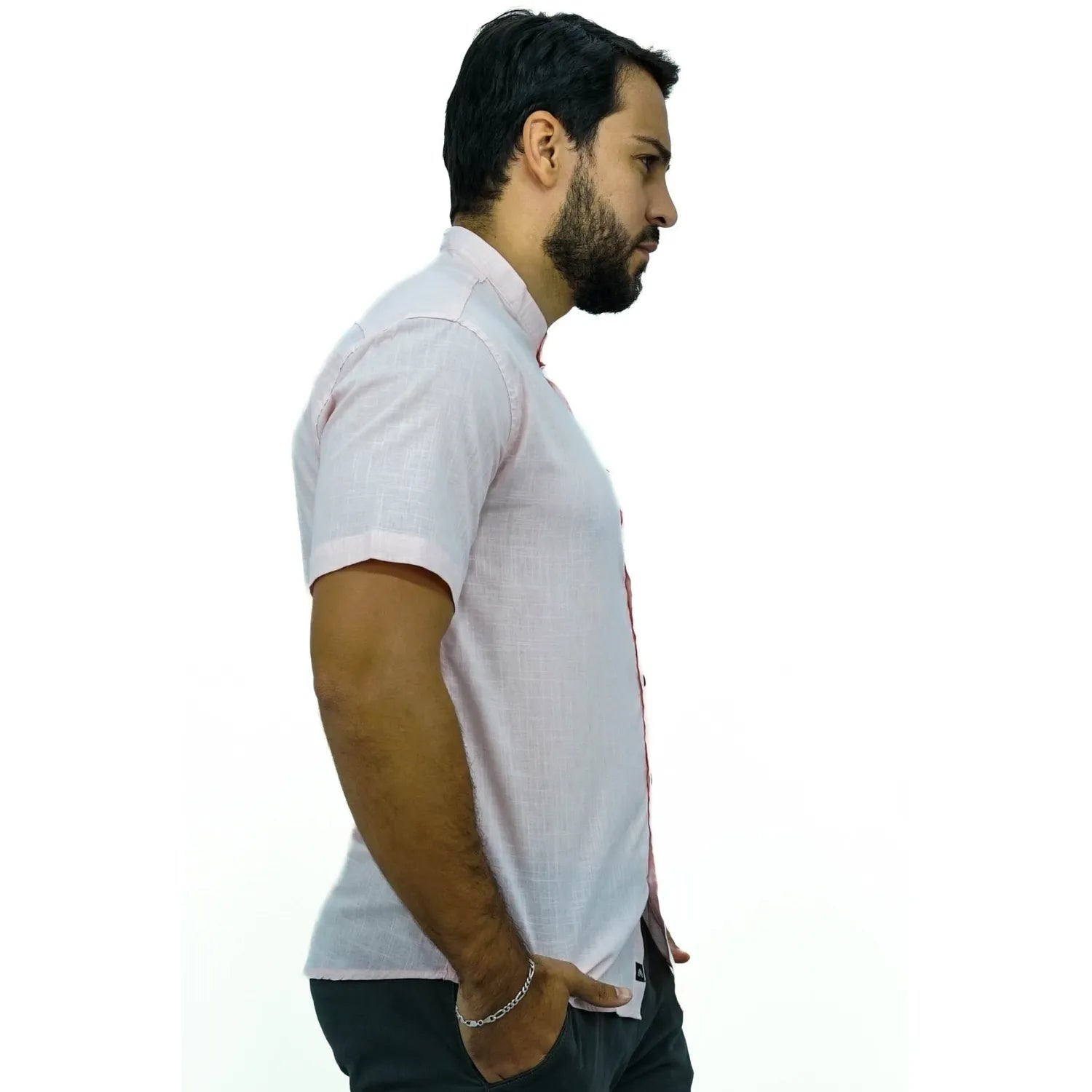 Camisa masculina gola padre manga curta 100% algodão estilo linho, na cor rosa. Foto de modelo vestindo a camisa casual da marca Absinto Men.