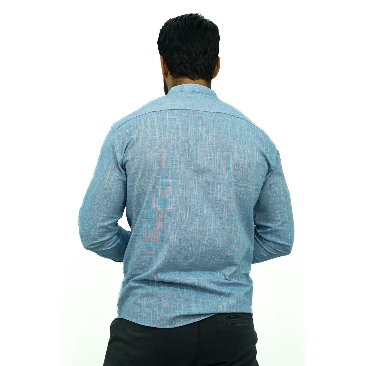 Camisa social masculina gola padre manga longa 100% algodão, estilo linho, na cor azul. Foto de um modelo vestindo a camisa social Absinto Men, com botões pretos e logo da marca