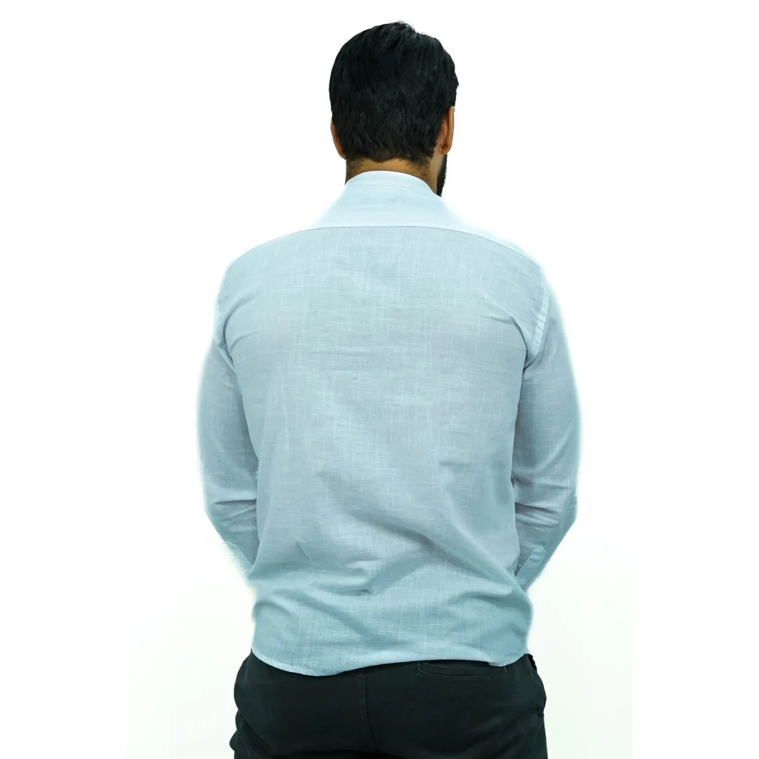 Camisa social masculina gola padre manga longa 100% algodão, estilo linho, na cor branca. Foto de um modelo vestindo a camisa social Absinto Men, com botões pretos e logo da marca