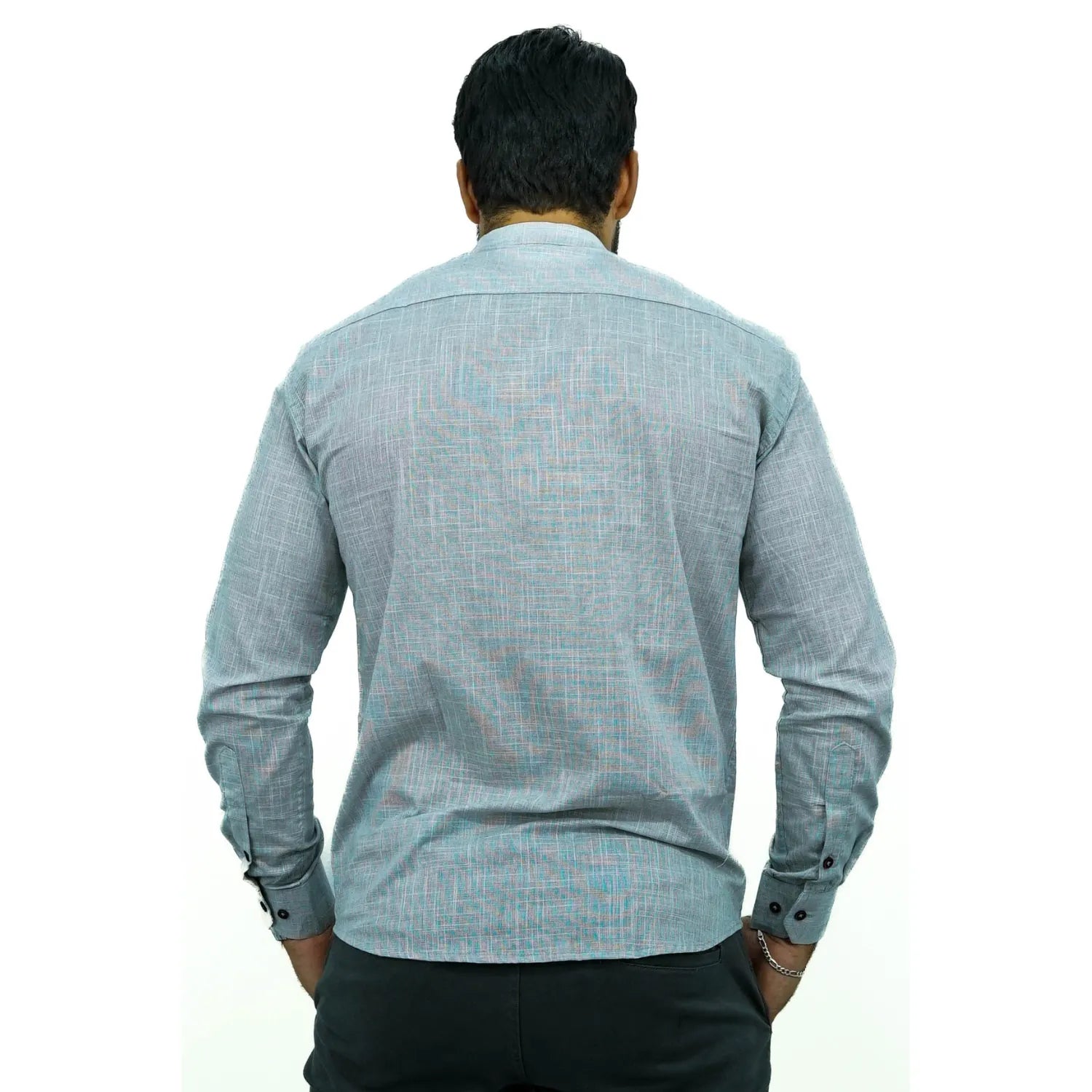 Camisa social masculina gola padre manga longa 100% algodão, estilo linho, na cor cinza claro. Foto de um modelo vestindo a camisa social Absinto Men, com botões pretos e logo da marca