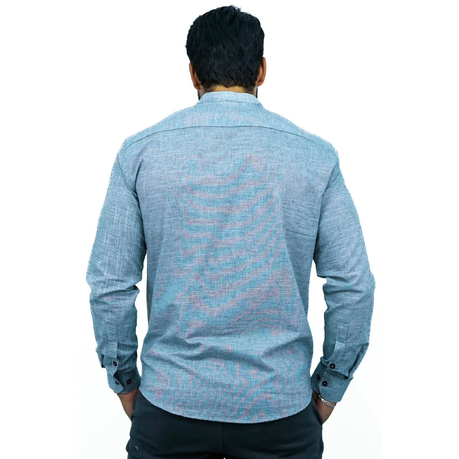 Camisa social masculina gola padre manga longa 100% algodão, estilo linho, na cor cinza. Foto de um modelo vestindo a camisa social Absinto Men, com botões pretos e logo da marca