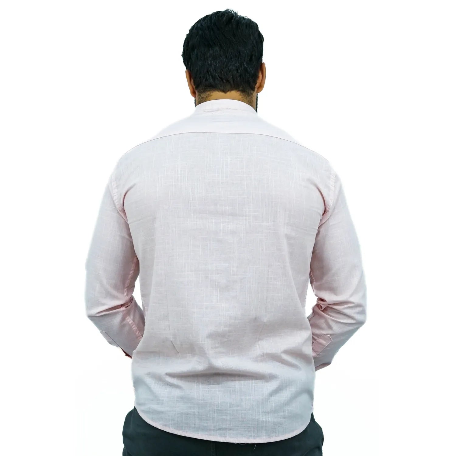 Camisa social masculina gola padre manga longa 100% algodão, estilo linho, na cor rosa. Foto de um modelo vestindo a camisa social Absinto Men, com botões pretos e logo da marca