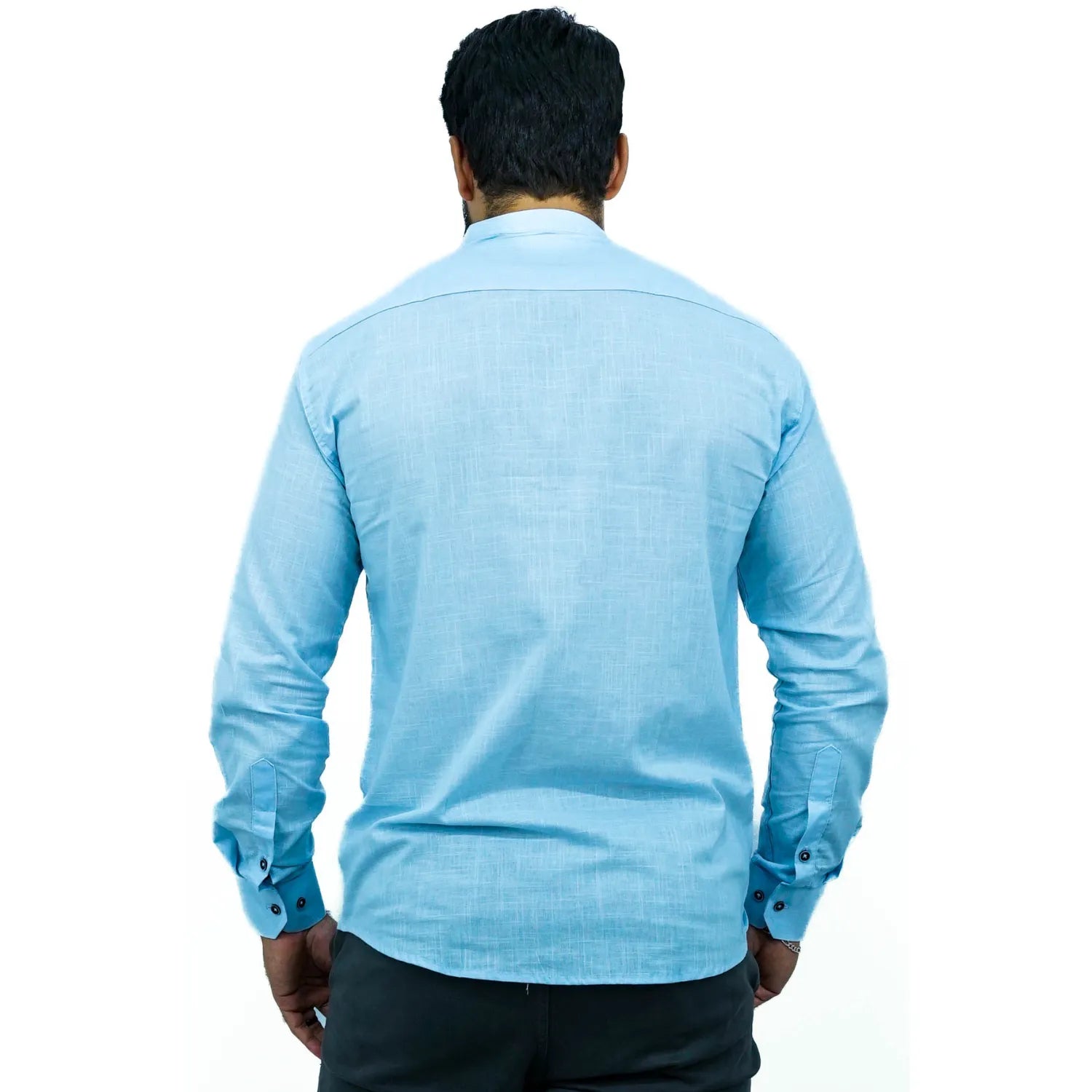 Camisa social masculina gola padre manga longa 100% algodão, estilo linho, na cor azul bebê. Foto de um modelo vestindo a camisa social Absinto Men, com botões pretos e logo da marca.