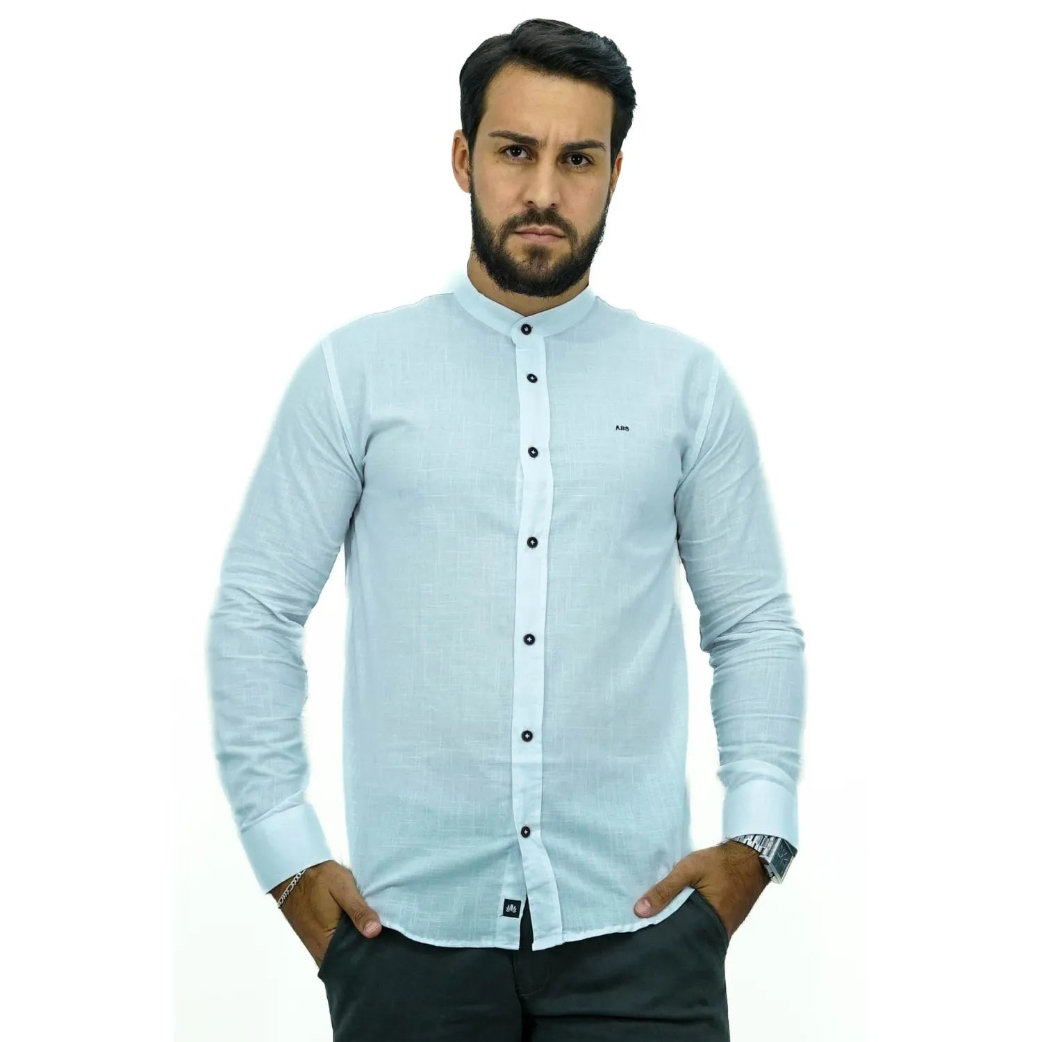 Camisa social masculina gola padre manga longa 100% algodão, estilo linho, na cor branca. Foto de um modelo vestindo a camisa social Absinto Men, com botões pretos e logo da marca