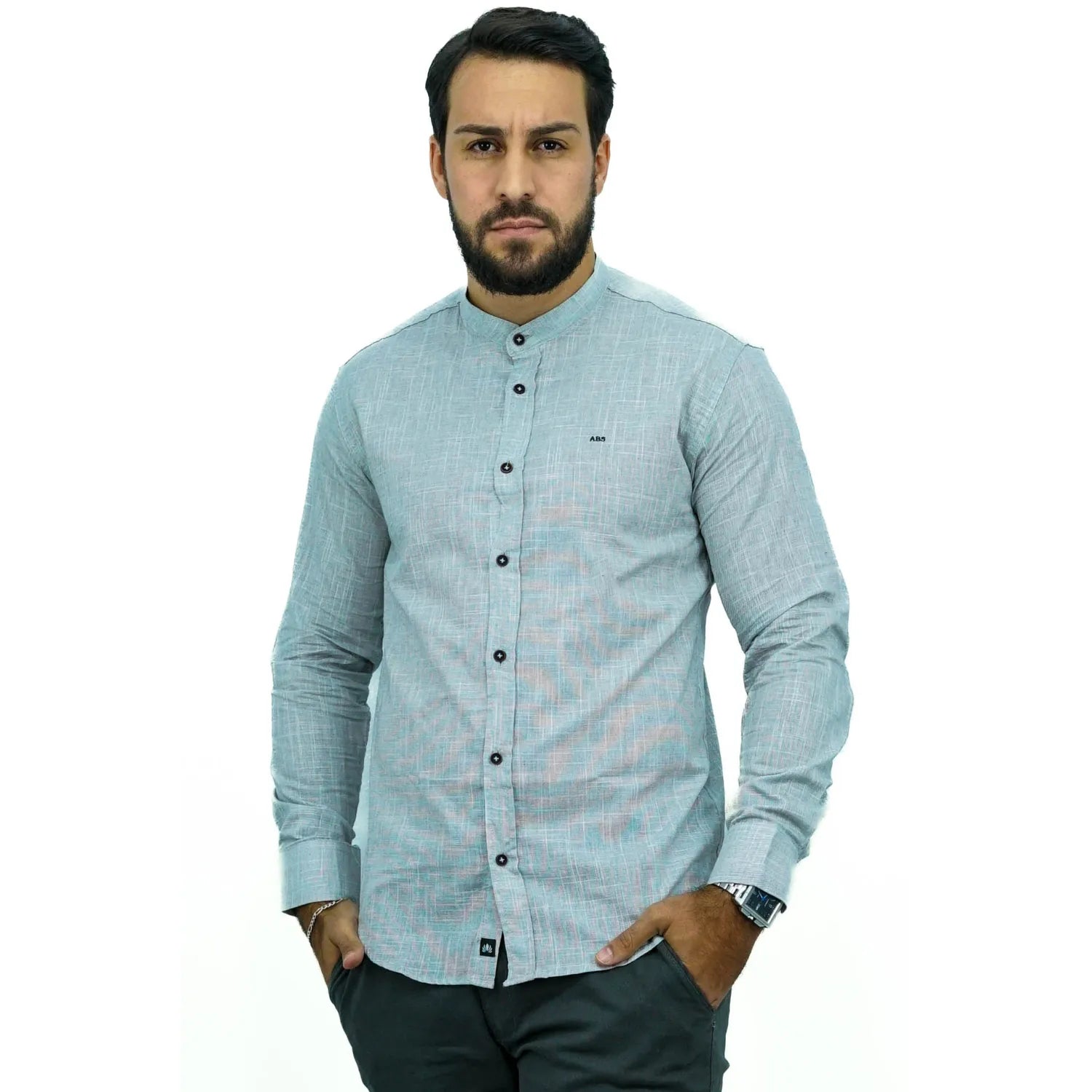Camisa social masculina gola padre manga longa 100% algodão, estilo linho, na cor cinza claro. Foto de um modelo vestindo a camisa social Absinto Men, com botões pretos e logo da marca
