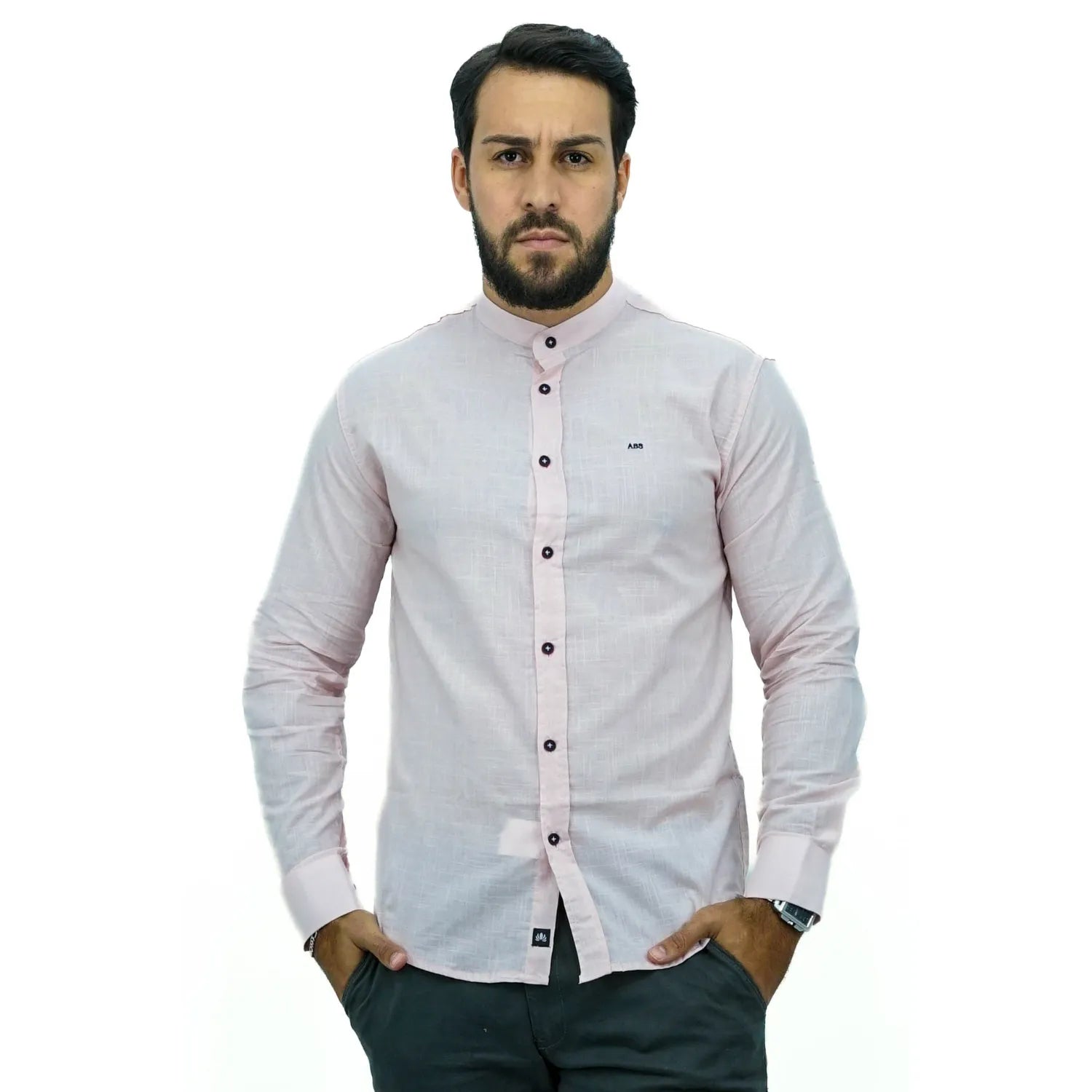 Camisa social masculina gola padre manga longa 100% algodão, estilo linho, na cor rosa. Foto de um modelo vestindo a camisa social Absinto Men, com botões pretos e logo da marca