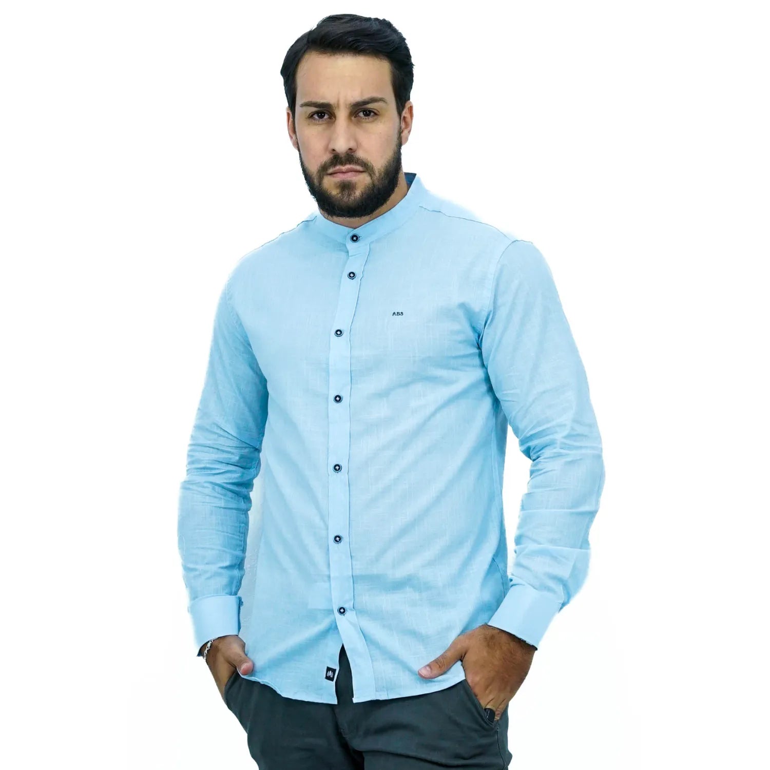 Camisa social masculina gola padre manga longa 100% algodão, estilo linho, na cor azul bebê. Foto de um modelo vestindo a camisa social Absinto Men, com botões pretos e logo da marca.