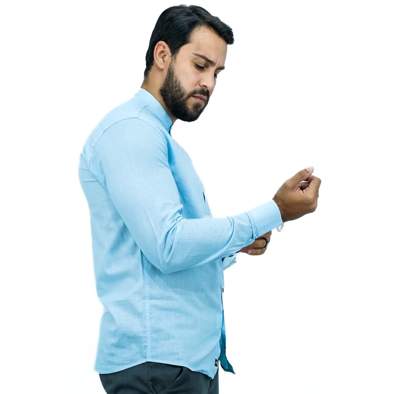 Camisa social masculina gola padre manga longa 100% algodão, estilo linho, na cor azul bebê. Foto de um modelo vestindo a camisa social Absinto Men, com botões pretos e logo da marca.