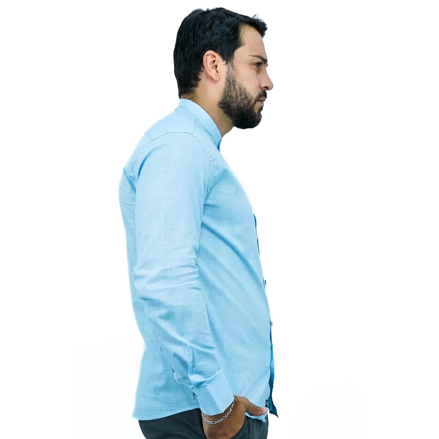 Camisa social masculina gola padre manga longa 100% algodão, estilo linho, na cor azul bebê. Foto de um modelo vestindo a camisa social Absinto Men, com botões pretos e logo da marca.