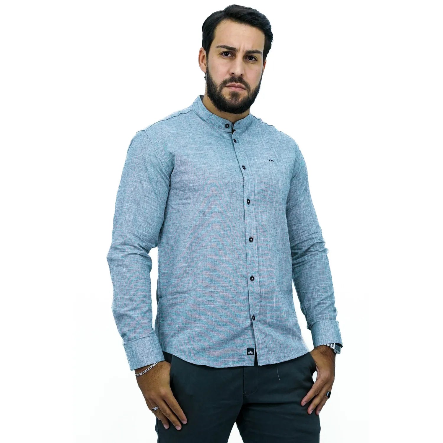 Camisa social masculina gola padre manga longa 100% algodão, estilo linho, na cor cinza. Foto de um modelo vestindo a camisa social Absinto Men, com botões pretos e logo da marca