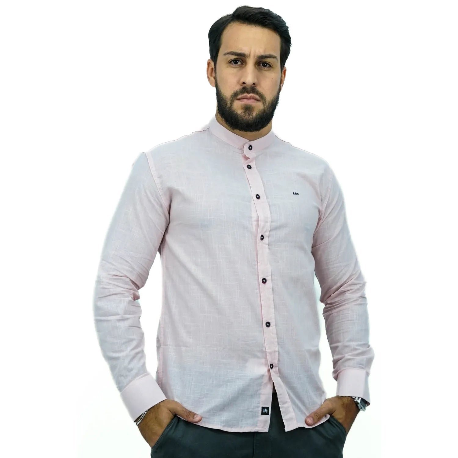 Camisa social masculina gola padre manga longa 100% algodão, estilo linho, na cor rosa. Foto de um modelo vestindo a camisa social Absinto Men, com botões pretos e logo da marca