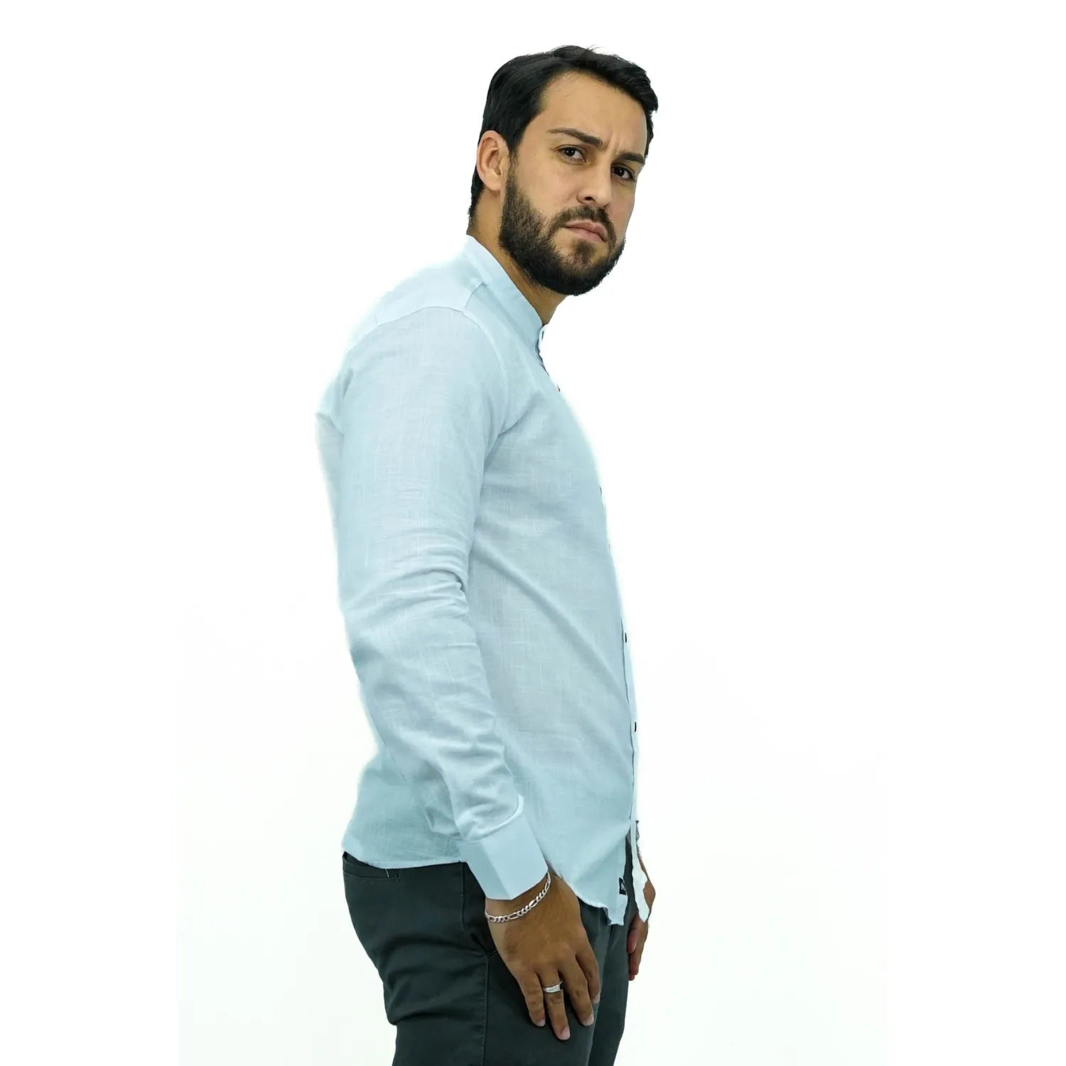 Camisa social masculina gola padre manga longa 100% algodão, estilo linho, na cor branca. Foto de um modelo vestindo a camisa social Absinto Men, com botões pretos e logo da marca