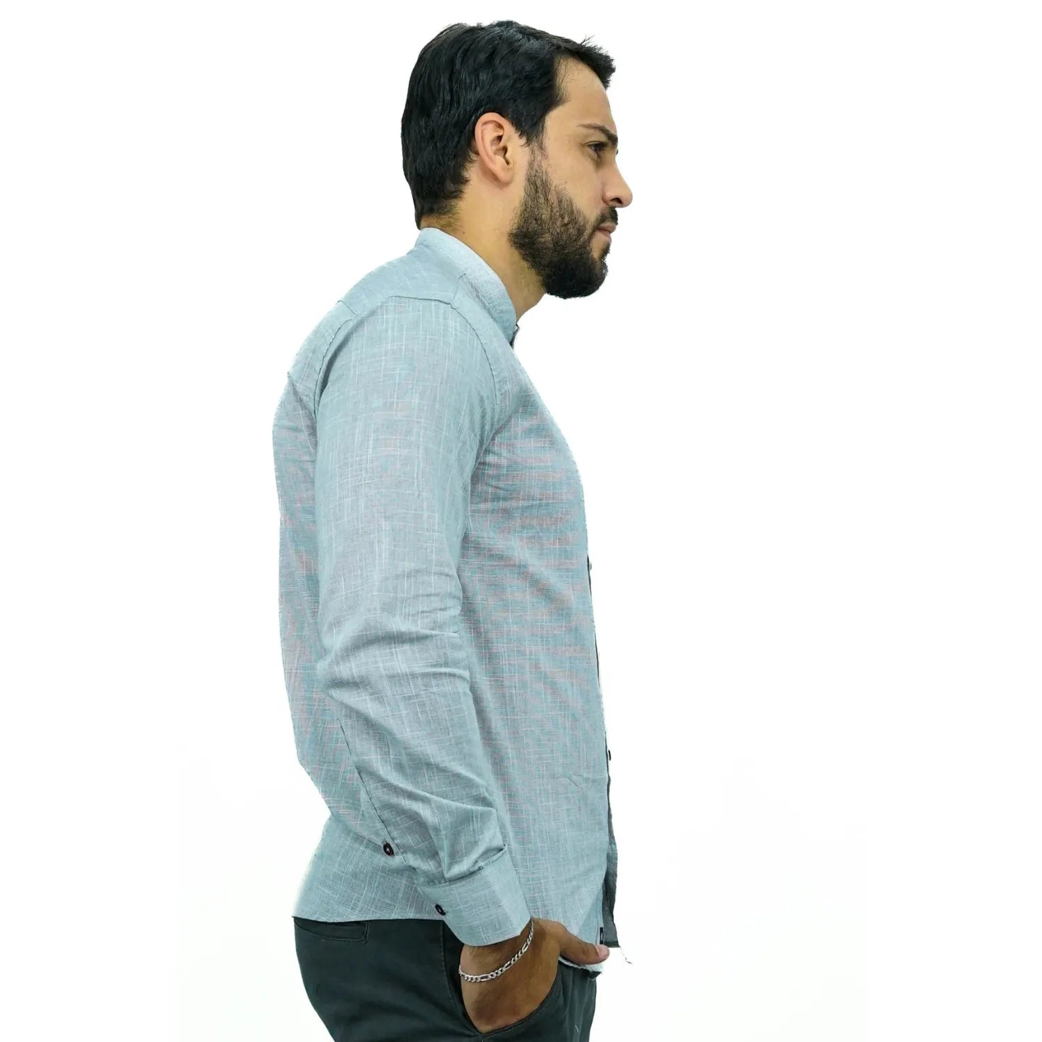 Camisa social masculina gola padre manga longa 100% algodão, estilo linho, na cor cinza claro. Foto de um modelo vestindo a camisa social Absinto Men, com botões pretos e logo da marca