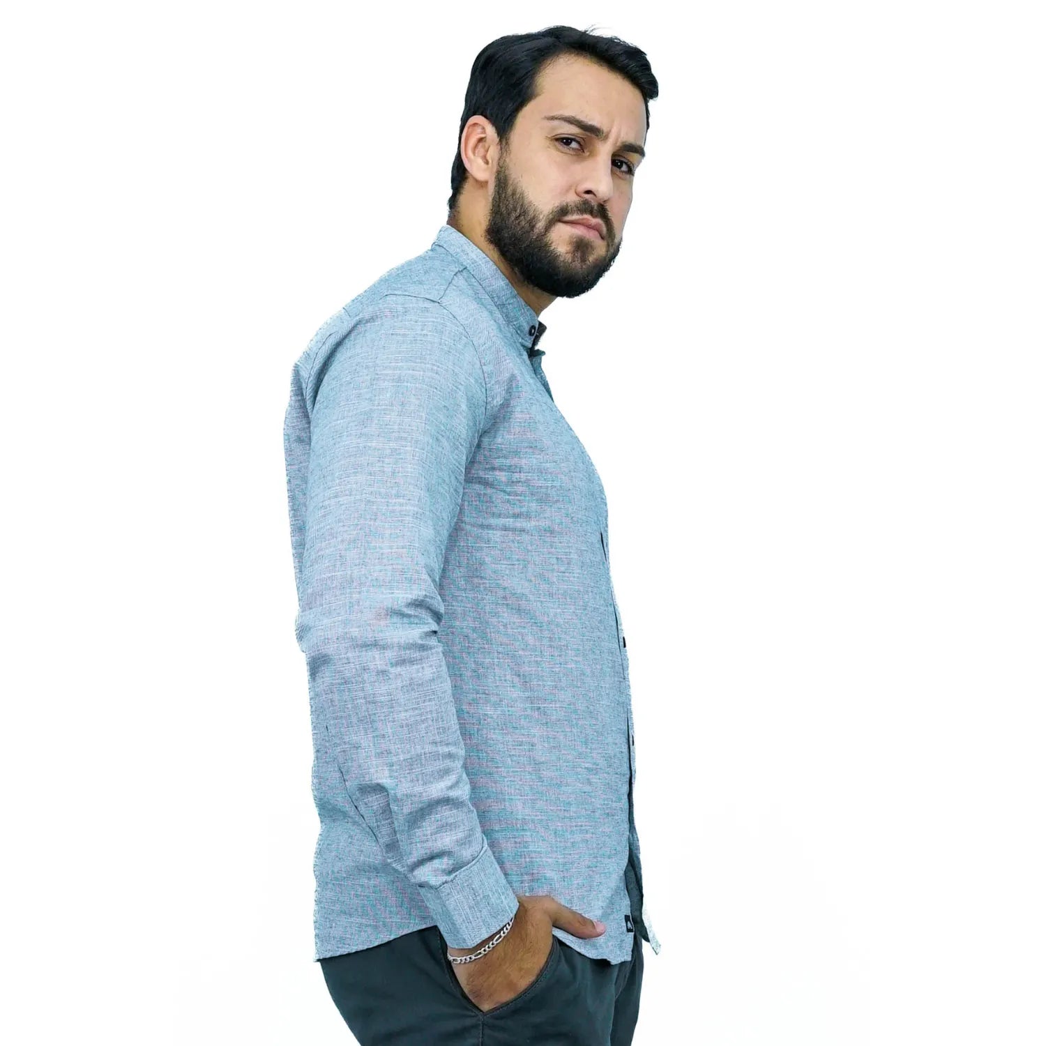 Camisa social masculina gola padre manga longa 100% algodão, estilo linho, na cor cinza. Foto de um modelo vestindo a camisa social Absinto Men, com botões pretos e logo da marca