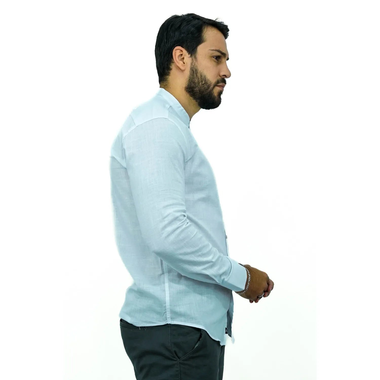 Camisa social masculina gola padre manga longa 100% algodão, estilo linho, na cor branca. Foto de um modelo vestindo a camisa social Absinto Men, com botões pretos e logo da marca
