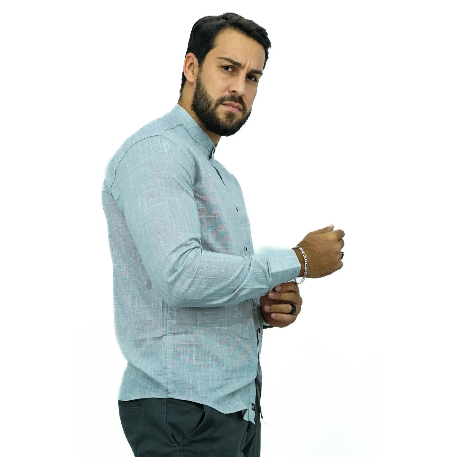 Camisa social masculina gola padre manga longa 100% algodão, estilo linho, na cor cinza claro. Foto de um modelo vestindo a camisa social Absinto Men, com botões pretos e logo da marca