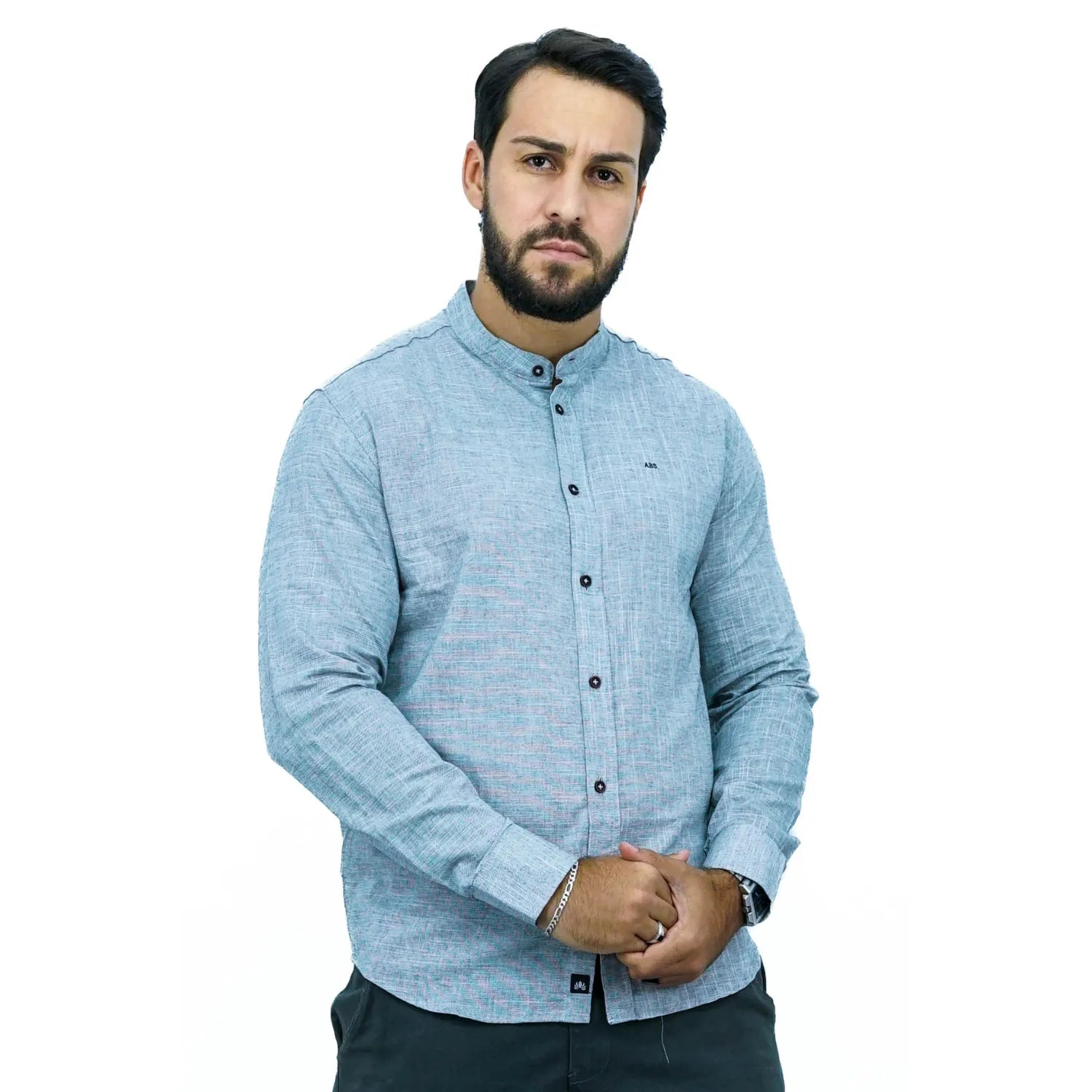 Camisa social masculina gola padre manga longa 100% algodão, estilo linho, na cor cinza. Foto de um modelo vestindo a camisa social Absinto Men, com botões pretos e logo da marca