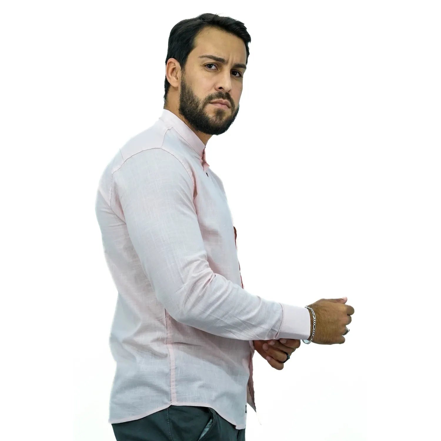 Camisa social masculina gola padre manga longa 100% algodão, estilo linho, na cor rosa. Foto de um modelo vestindo a camisa social Absinto Men, com botões pretos e logo da marca