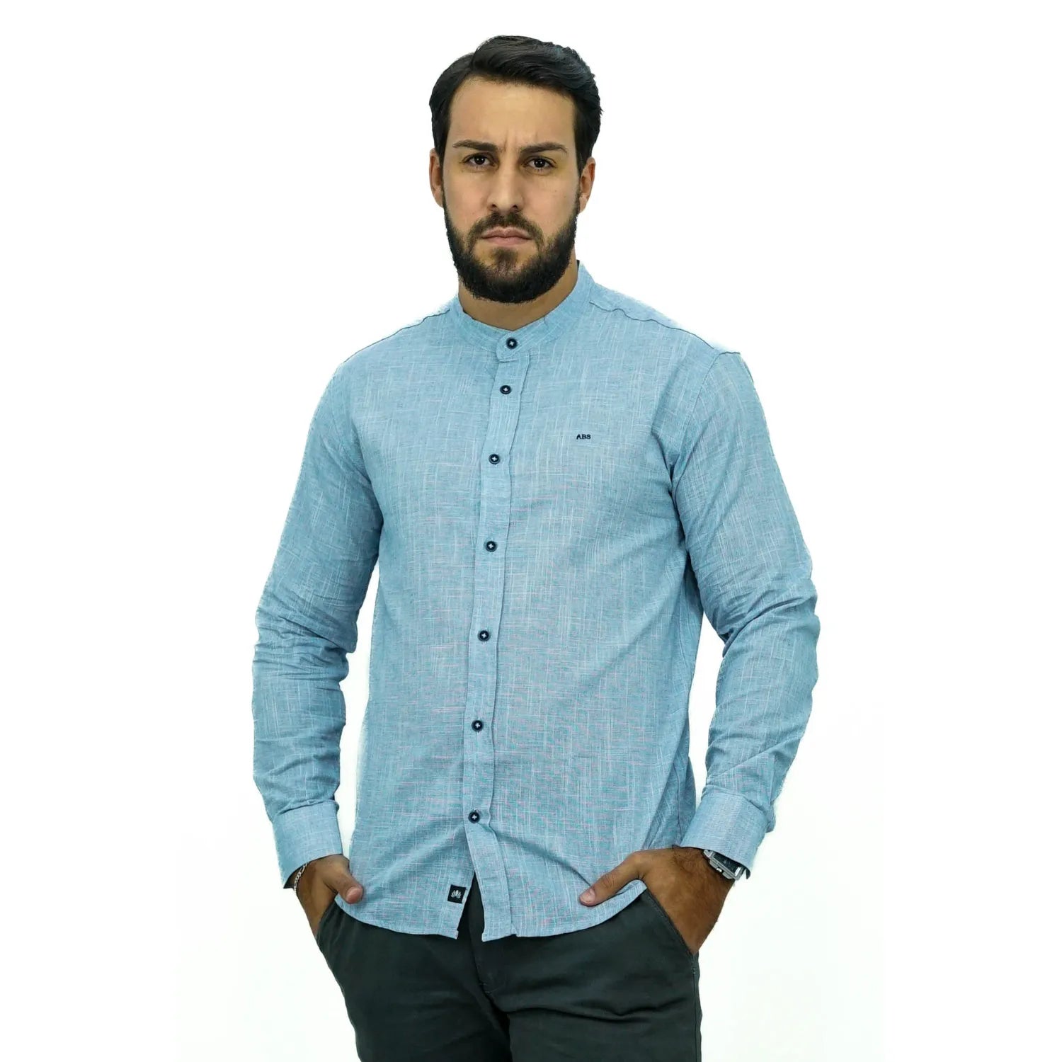 Camisa social masculina gola padre manga longa 100% algodão, estilo linho, na cor azul. Foto de um modelo vestindo a camisa social Absinto Men, com botões pretos e logo da marca