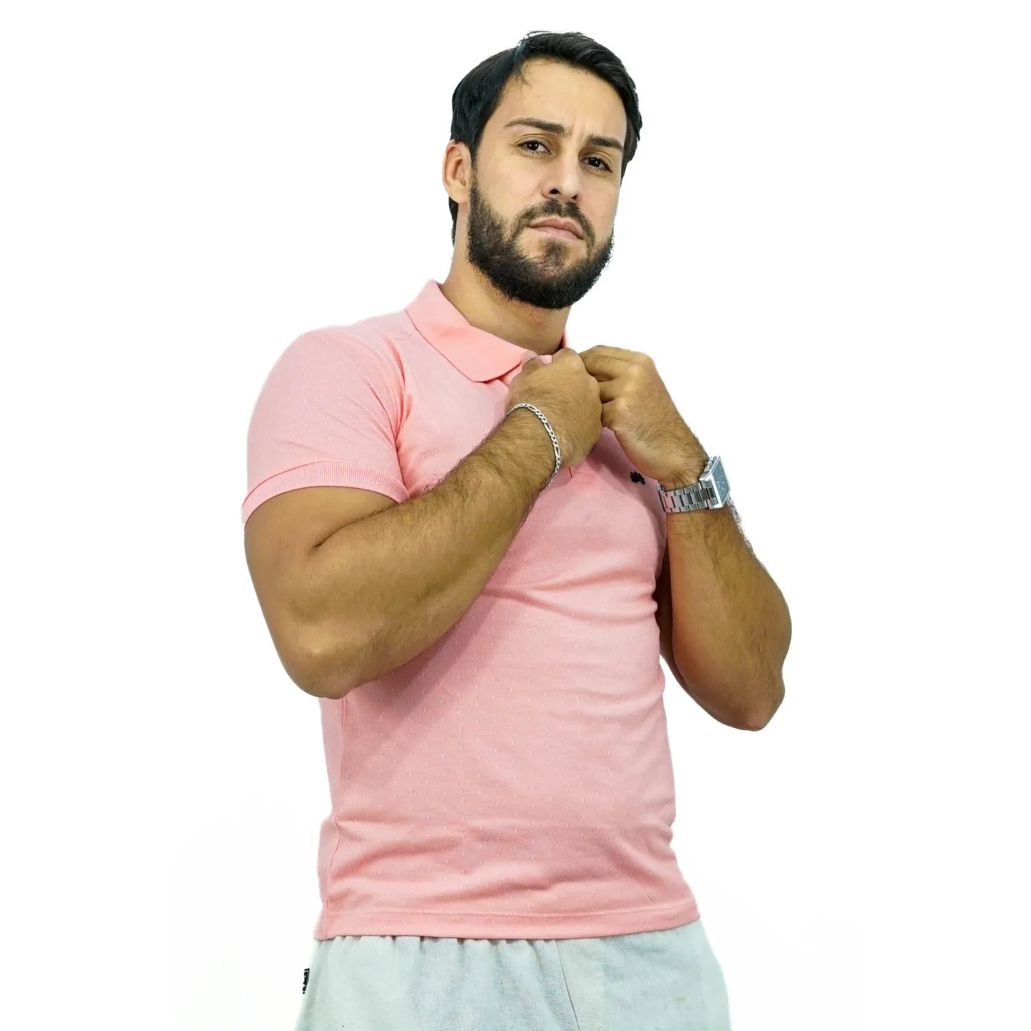 Modelo vestindo camisa gola polo maquinetada, de algodão e poliéster, na cor rosa da marca Absinto Men.