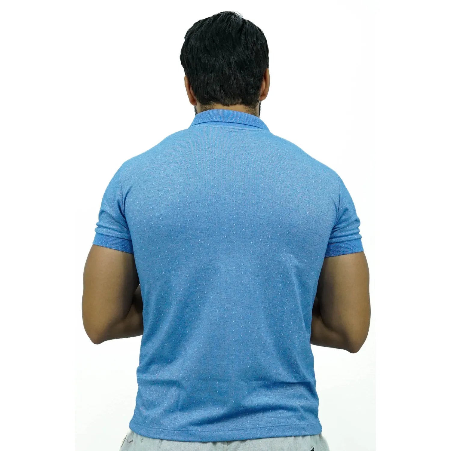 Modelo vestindo camisa gola polo maquinetada, de algodão e poliéster, na cor azul da marca Absinto Men.