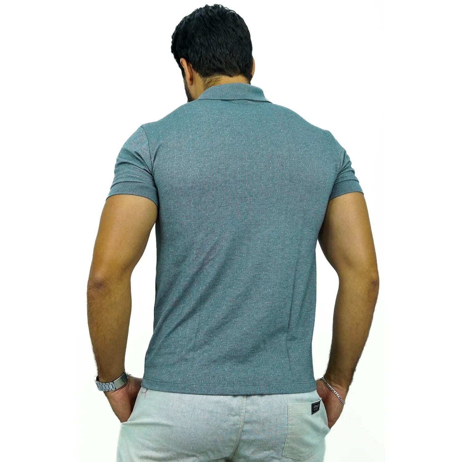 Modelo vestindo camisa gola polo maquinetada, de algodão e poliéster, na cor cinza claro da marca Absinto Men.