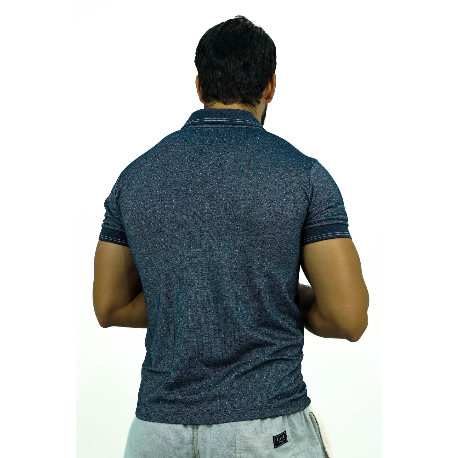 Modelo vestindo camisa gola polo maquinetada, de algodão e poliéster, na cor cinza da marca Absinto Men.