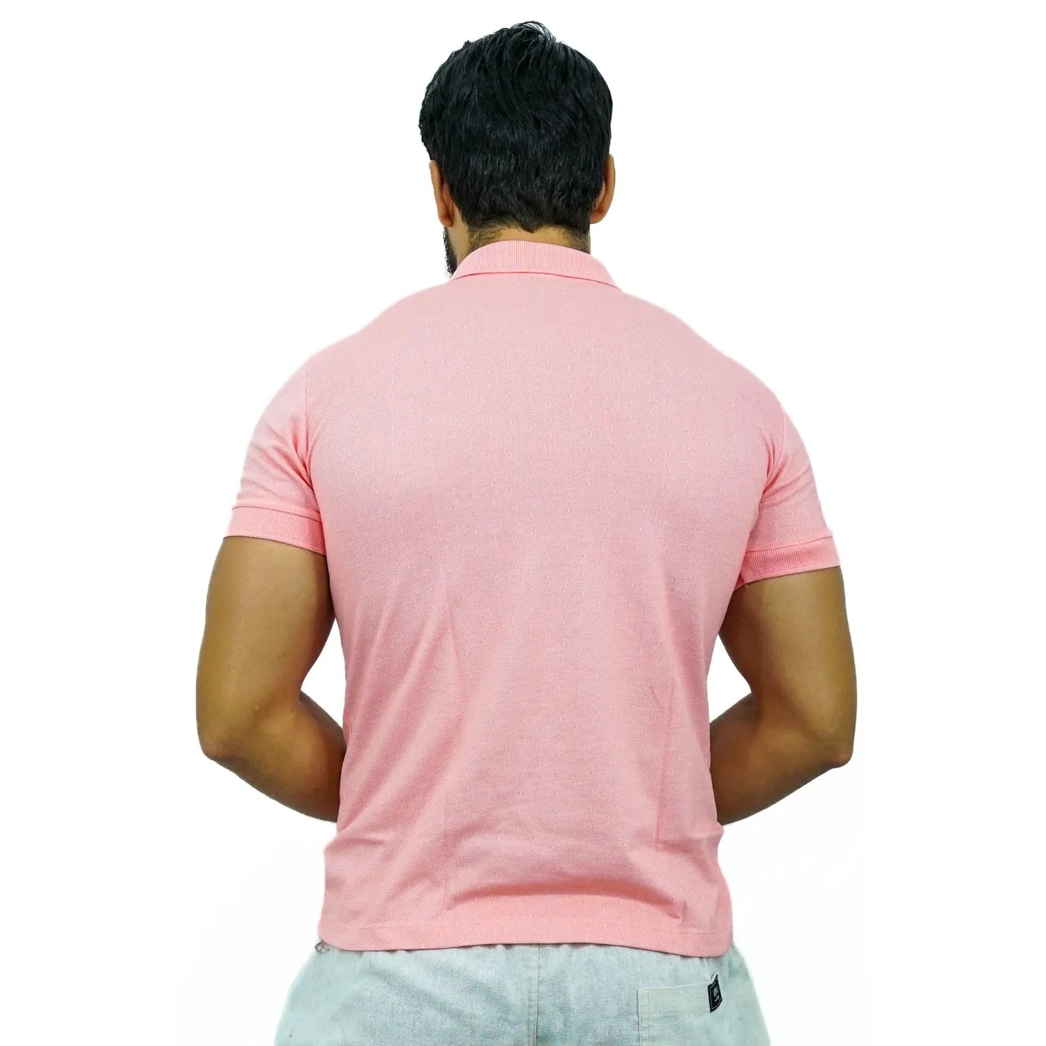 Modelo vestindo camisa gola polo maquinetada, de algodão e poliéster, na cor rosa da marca Absinto Men.