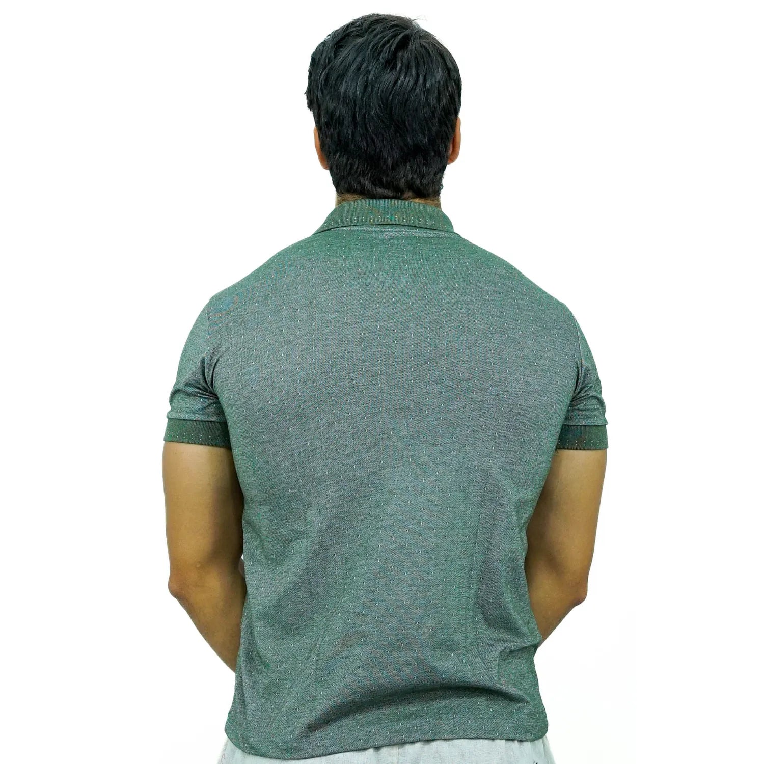 Modelo vestindo camisa gola polo maquinetada, de algodão e poliéster, na cor verde lodo da marca Absinto Men.