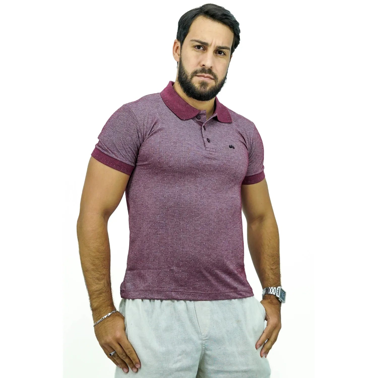 Modelo vestindo camisa gola polo maquinetada, de algodão e poliéster, na cor bordô da marca Absinto Men.