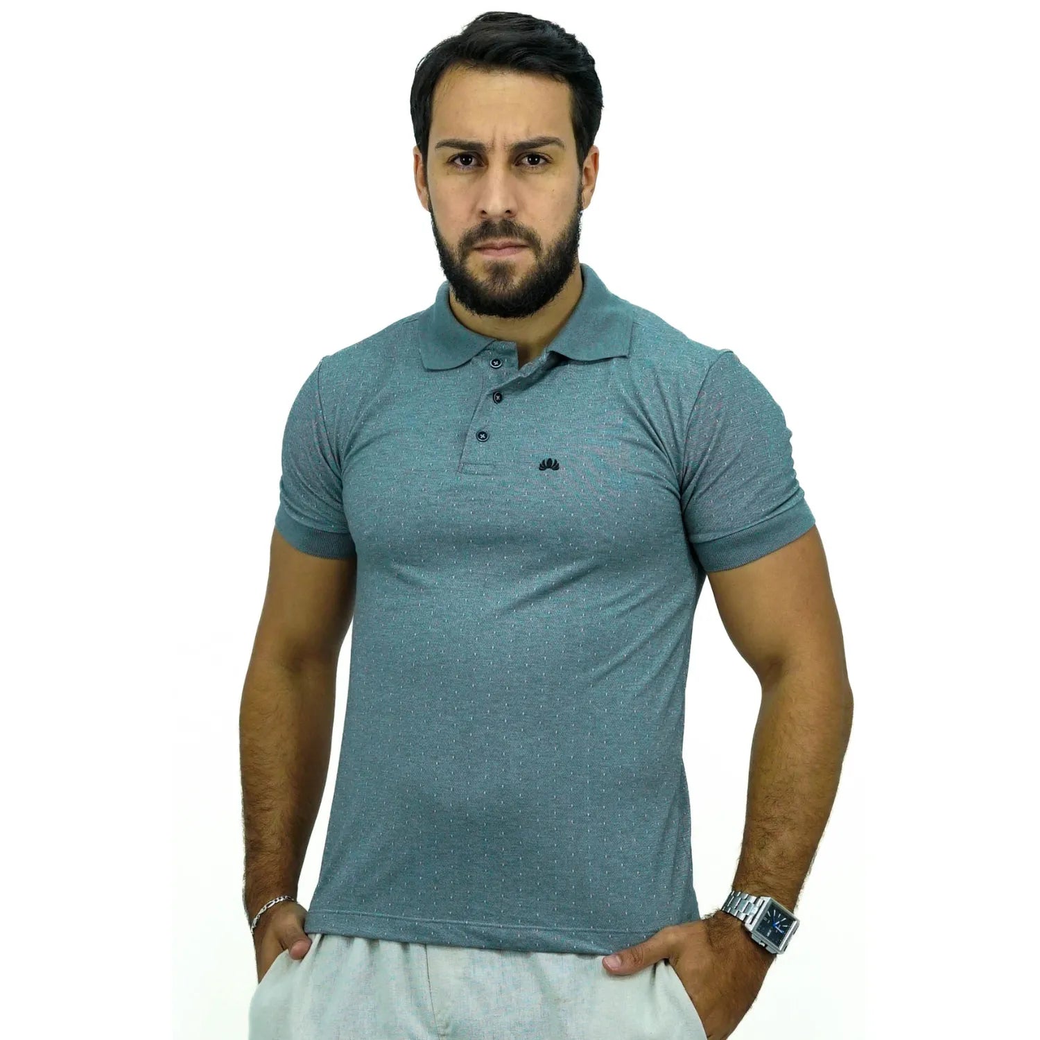 Modelo vestindo camisa gola polo maquinetada, de algodão e poliéster, na cor cinza claro da marca Absinto Men.