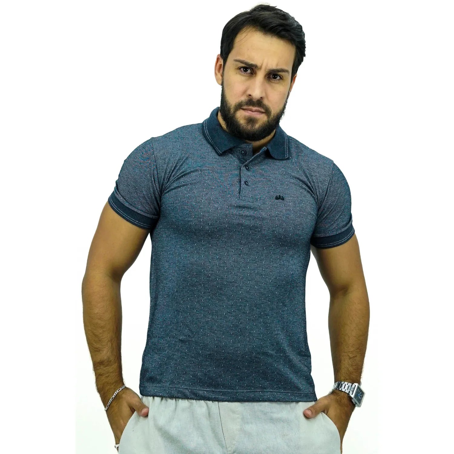 Modelo vestindo camisa gola polo maquinetada, de algodão e poliéster, na cor cinza da marca Absinto Men.