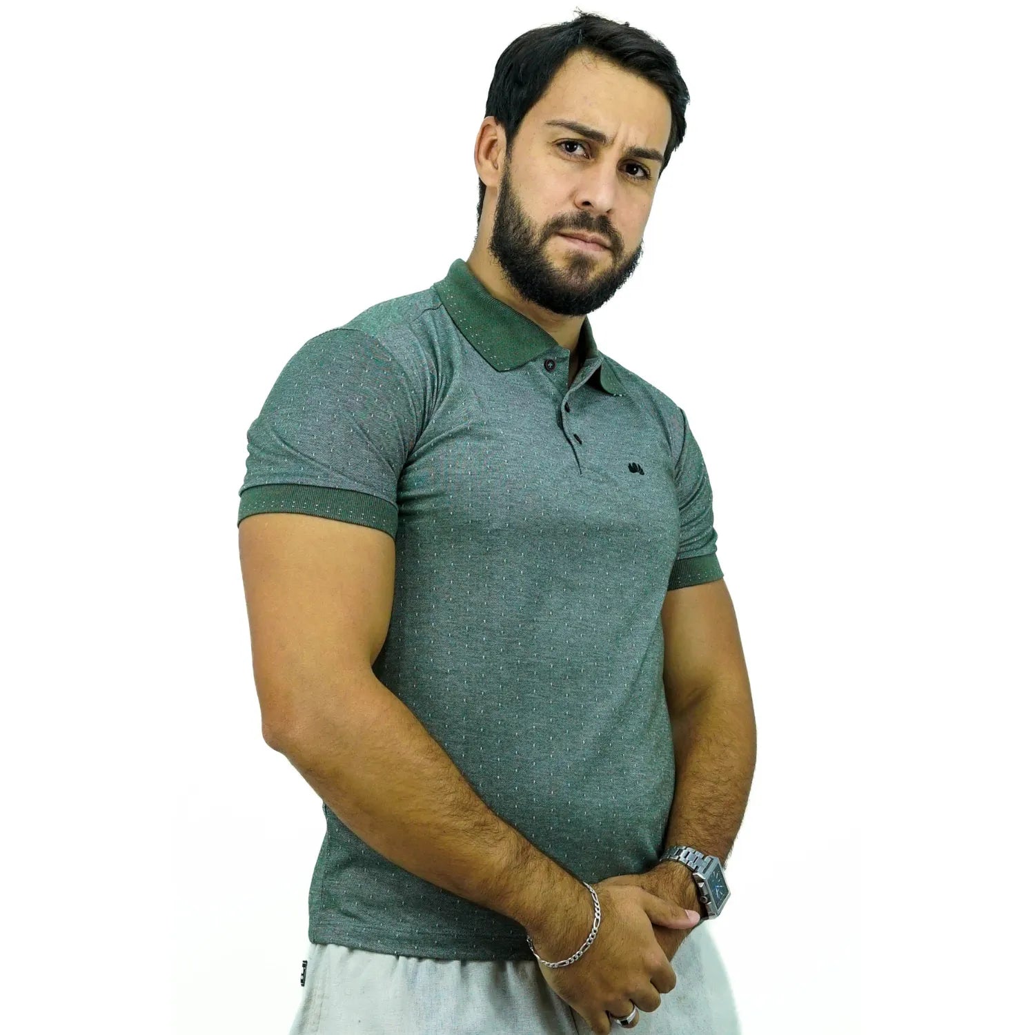Modelo vestindo camisa gola polo maquinetada, de algodão e poliéster, na cor verde lodo da marca Absinto Men.