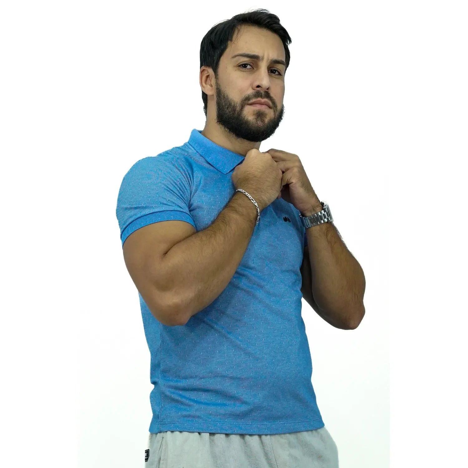 Modelo vestindo camisa gola polo maquinetada, de algodão e poliéster, na cor azul da marca Absinto Men.