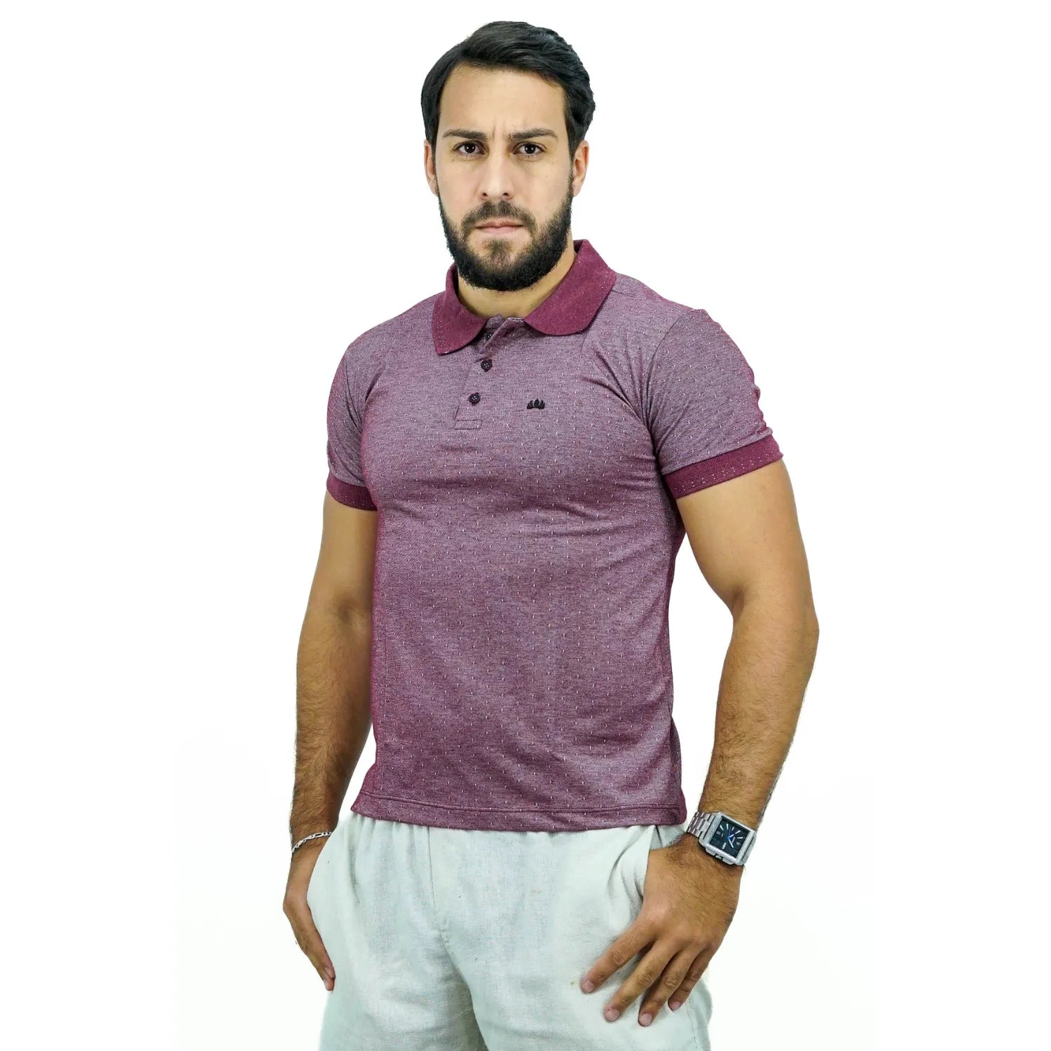 Modelo vestindo camisa gola polo maquinetada, de algodão e poliéster, na cor bordô da marca Absinto Men.